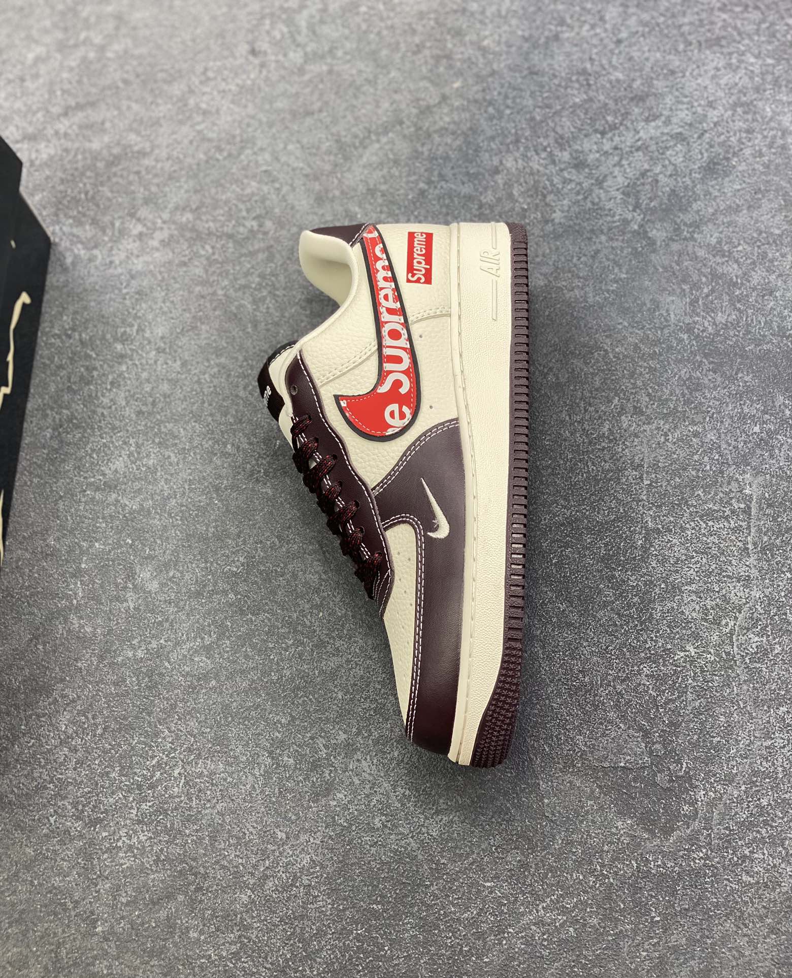 图片[7]-Nike Air Force 1 \’07 Low “Supreme联名——字母红勾”空军一号 高端定制 低帮 运动鞋 休闲鞋 折边针车 工艺难度大 原楦头原纸板 原装鞋盒 定制五金配件 内置全掌气垫 原厂鞋底 货号：KJ1688-019 尺码：36 36.5 37.5 38 38.5 39 40 40.5 41 42 42.5 43 44 44.5 45-选品中心