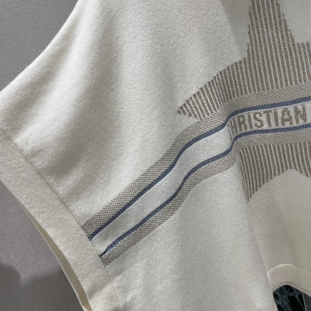 Ｄ家 25秋冬新款 高领针织斗篷 密实针织搭配垂坠落肩细节，穿出披肩般的松弛华贵质感，御寒防风效果更佳。