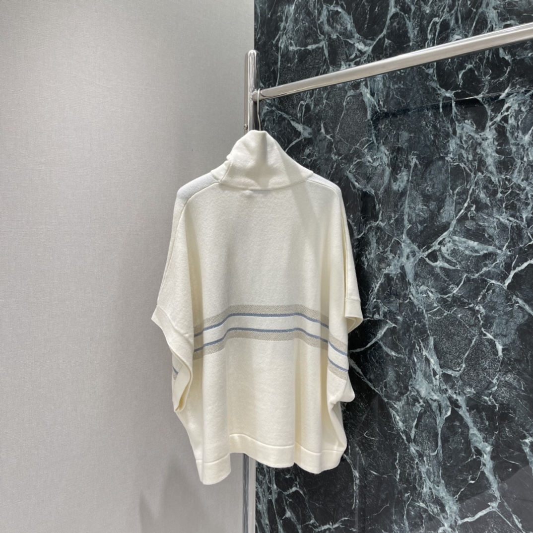 Ｄ家 25秋冬新款 高领针织斗篷 密实针织搭配垂坠落肩细节，穿出披肩般的松弛华贵质感，御寒防风效果更佳。