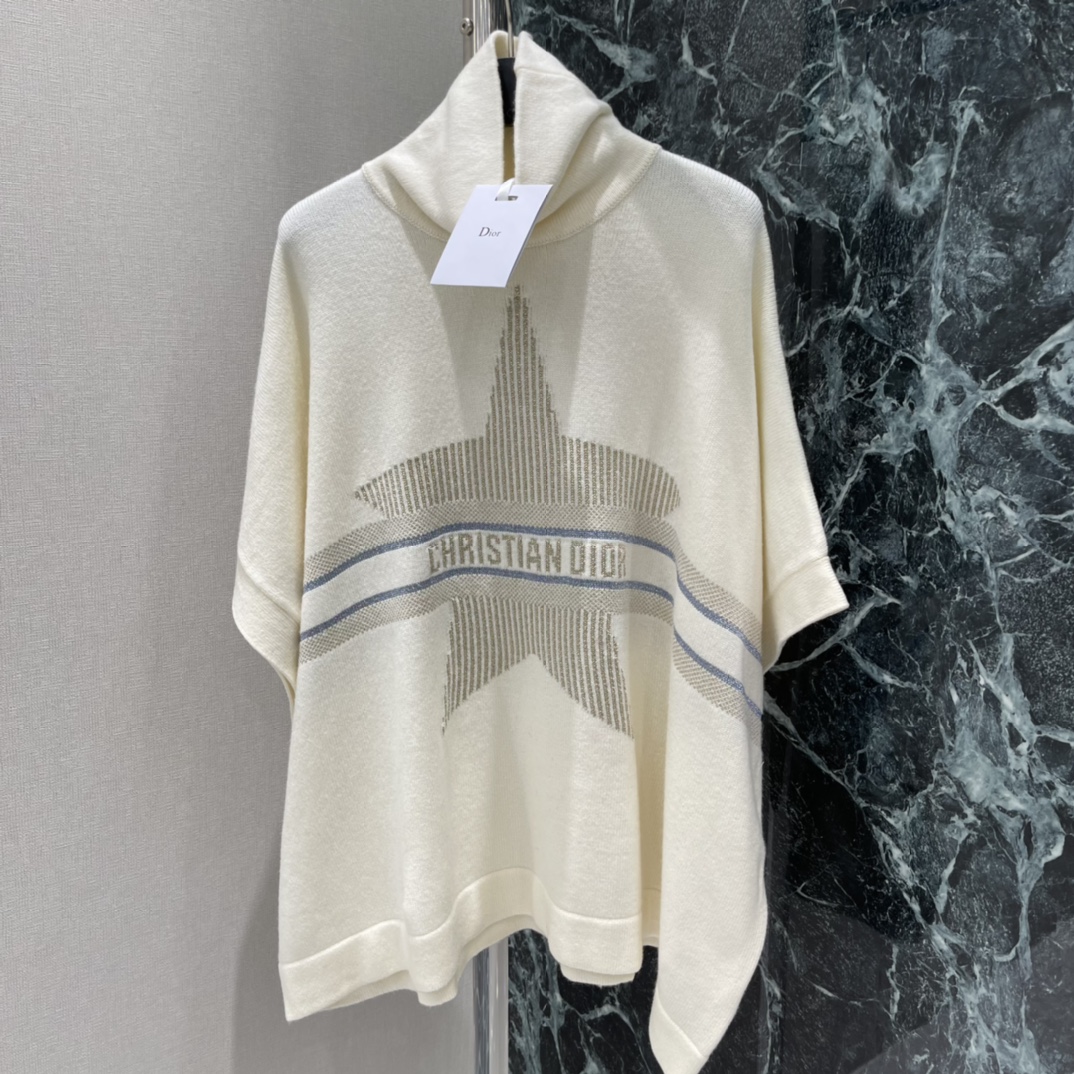 Ｄ家 25秋冬新款 高领针织斗篷 密实针织搭配垂坠落肩细节，穿出披肩般的松弛华贵质感，御寒防风效果更佳。