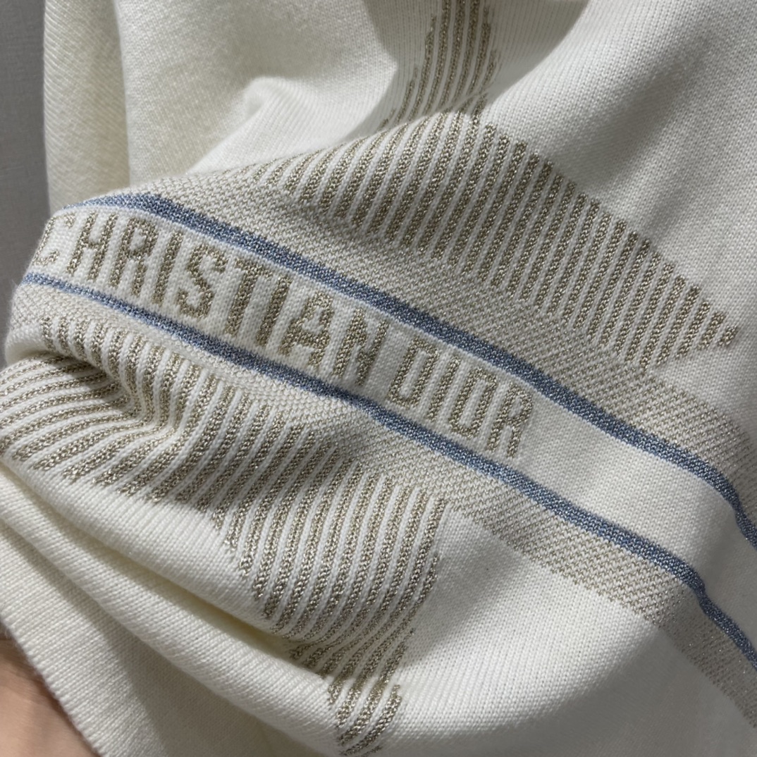 Ｄ家 25秋冬新款 高领针织斗篷 密实针织搭配垂坠落肩细节，穿出披肩般的松弛华贵质感，御寒防风效果更佳。