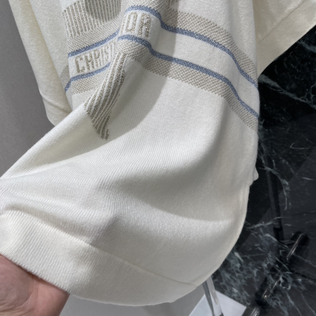 Ｄ家 25秋冬新款 高领针织斗篷 密实针织搭配垂坠落肩细节，穿出披肩般的松弛华贵质感，御寒防风效果更佳。