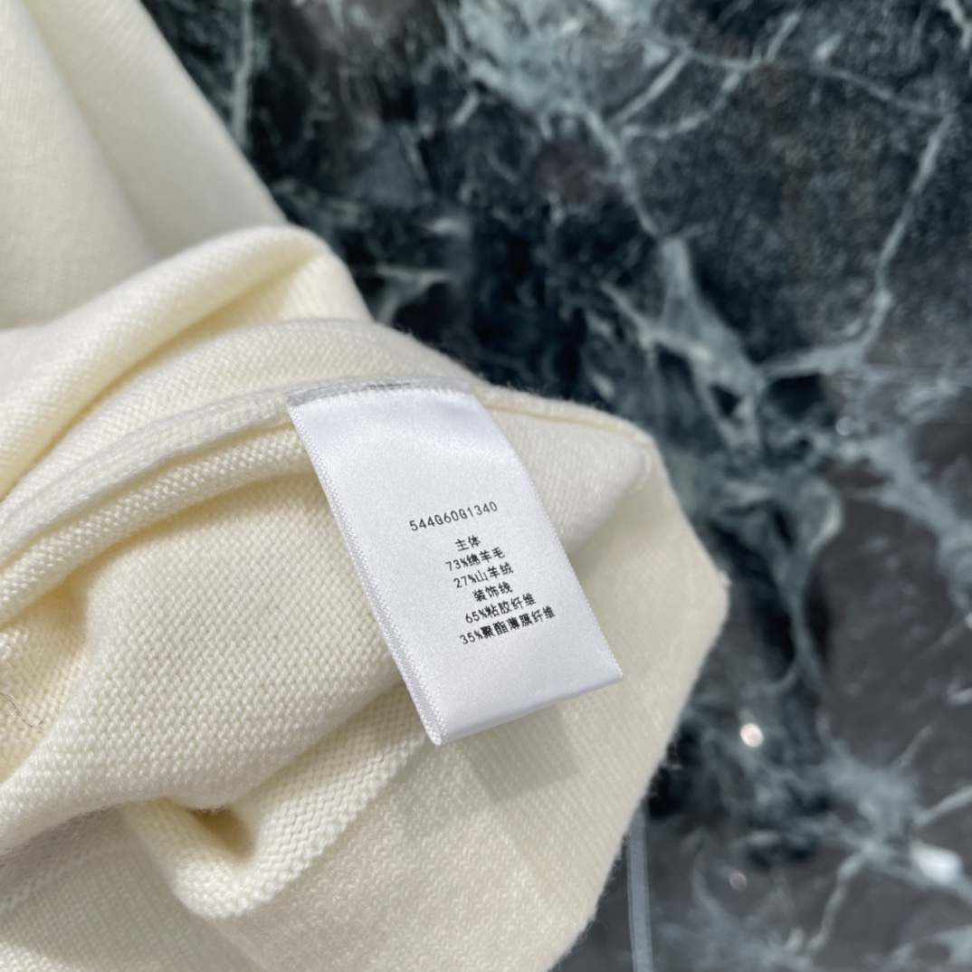 Ｄ家 25秋冬新款 高领针织斗篷 密实针织搭配垂坠落肩细节，穿出披肩般的松弛华贵质感，御寒防风效果更佳。