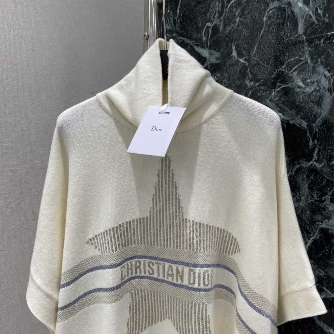 Ｄ家 25秋冬新款 高领针织斗篷 密实针织搭配垂坠落肩细节，穿出披肩般的松弛华贵质感，御寒防风效果更佳。