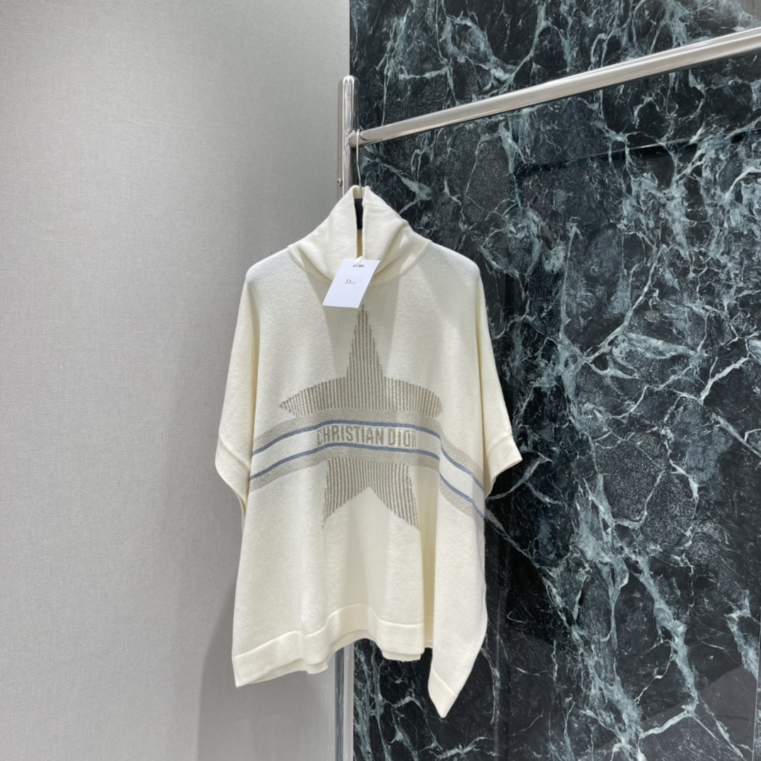 Ｄ家 25秋冬新款 高领针织斗篷 密实针织搭配垂坠落肩细节，穿出披肩般的松弛华贵质感，御寒防风效果更佳。