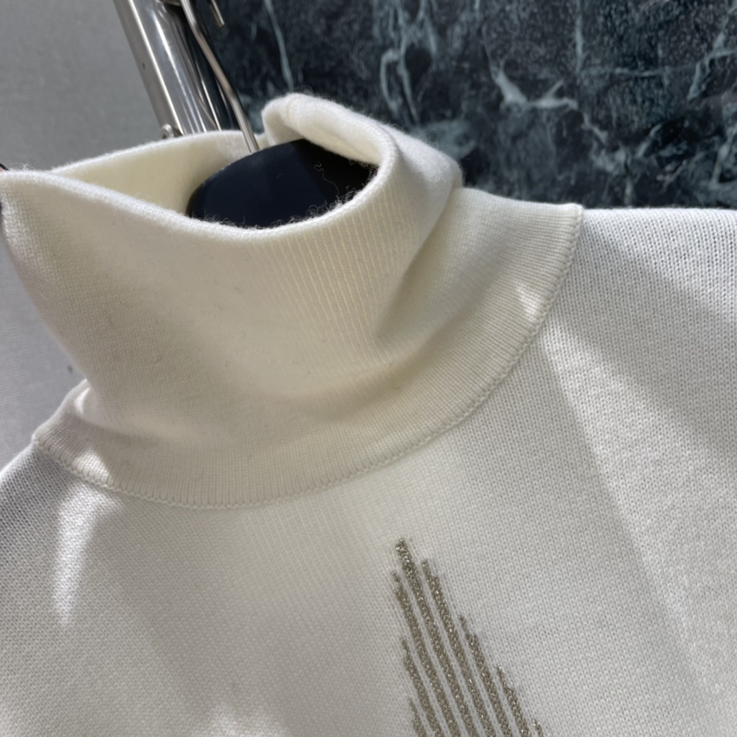 Ｄ家 25秋冬新款 高领针织斗篷 密实针织搭配垂坠落肩细节，穿出披肩般的松弛华贵质感，御寒防风效果更佳。