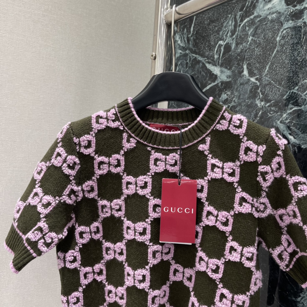 G家 圆领提花针织短袖 圆领针织短袖版型成衣以条纹螺纹包边收窄 设计保持统一调性整体造型高级挺括 大身通