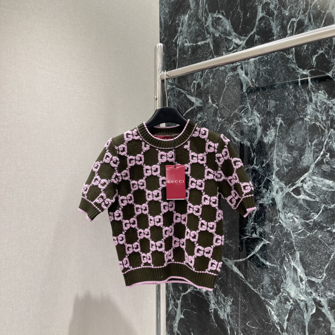 G家 圆领提花针织短袖 圆领针织短袖版型成衣以条纹螺纹包边收窄 设计保持统一调性整体造型高级挺括 大身通