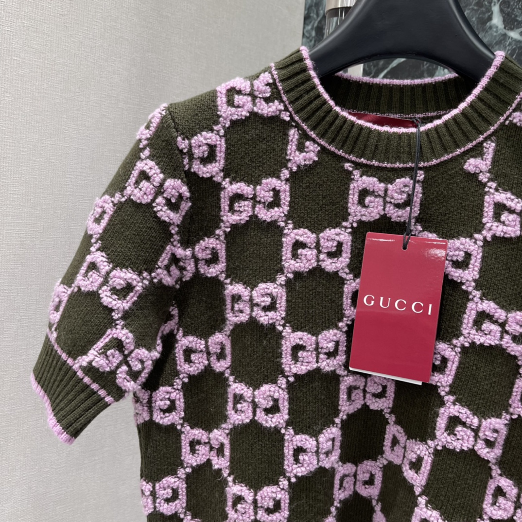 G家 圆领提花针织短袖 圆领针织短袖版型成衣以条纹螺纹包边收窄 设计保持统一调性整体造型高级挺括 大身通