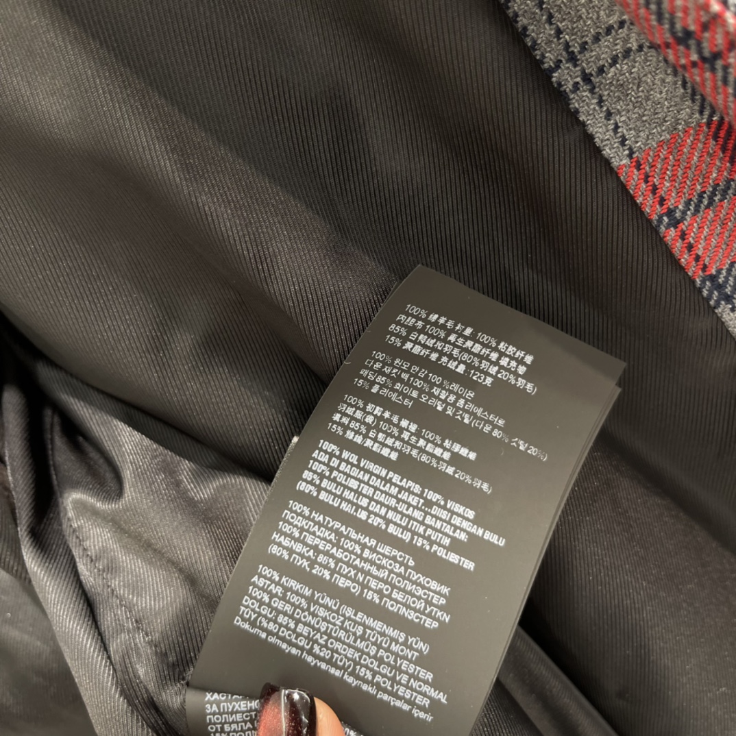 Miu 25秋冬新款 灯芯绒领拼格纹羽绒夹克 经典口袋刺绣字母设计 颜色复古又时髦！轻盈保暖版型遮肉显瘦