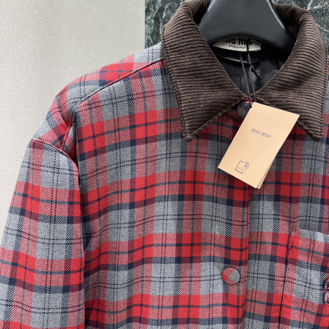 Miu 25秋冬新款 灯芯绒领拼格纹羽绒夹克 经典口袋刺绣字母设计 颜色复古又时髦！轻盈保暖版型遮肉显瘦