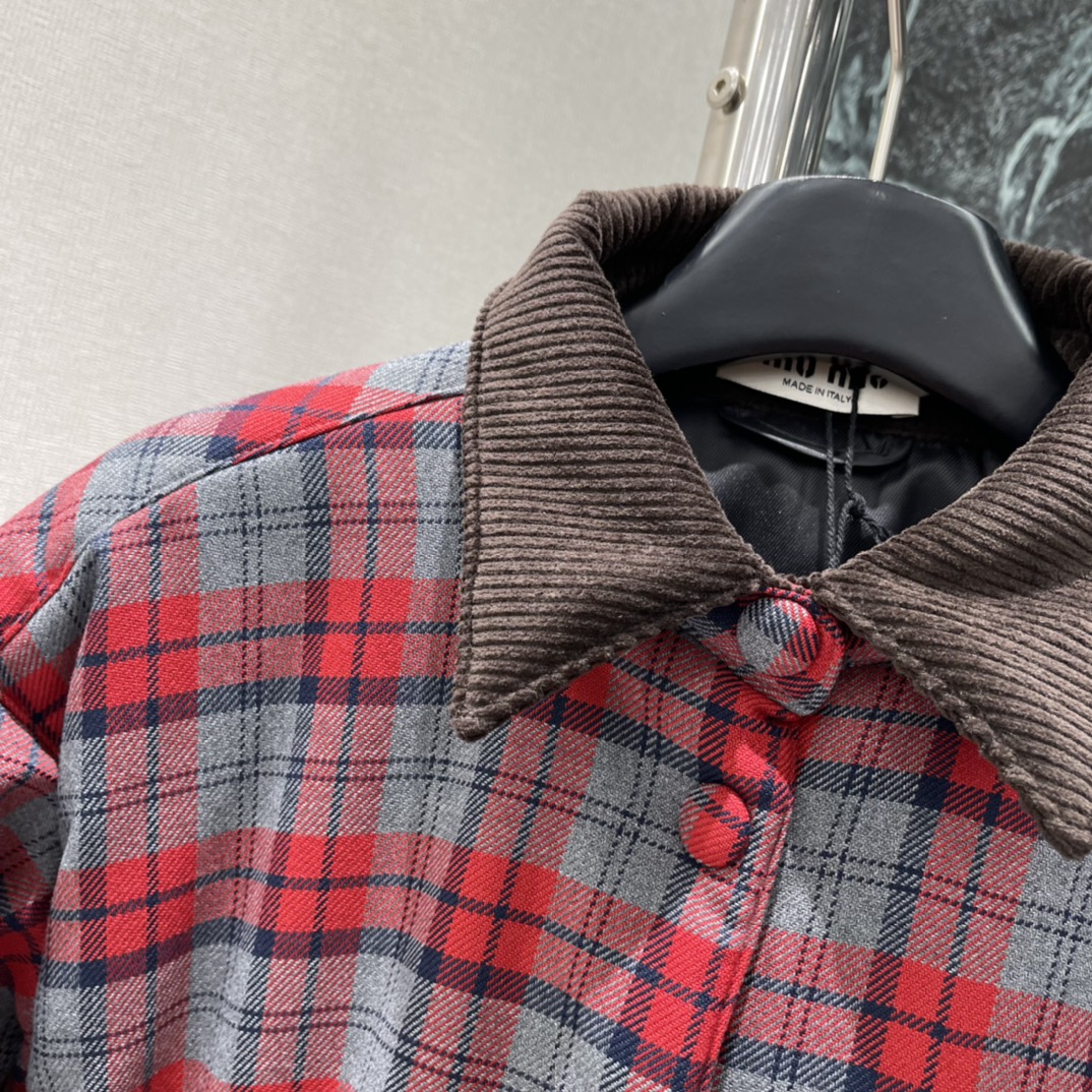 Miu 25秋冬新款 灯芯绒领拼格纹羽绒夹克 经典口袋刺绣字母设计 颜色复古又时髦！轻盈保暖版型遮肉显瘦