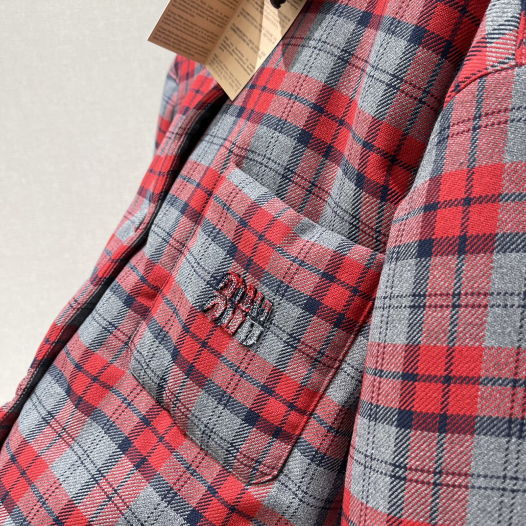 Miu 25秋冬新款 灯芯绒领拼格纹羽绒夹克 经典口袋刺绣字母设计 颜色复古又时髦！轻盈保暖版型遮肉显瘦