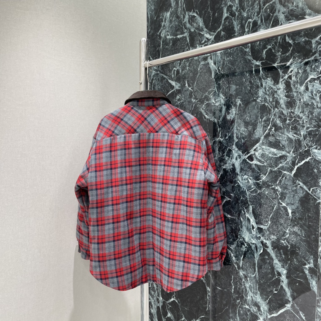 Miu 25秋冬新款 灯芯绒领拼格纹羽绒夹克 经典口袋刺绣字母设计 颜色复古又时髦！轻盈保暖版型遮肉显瘦