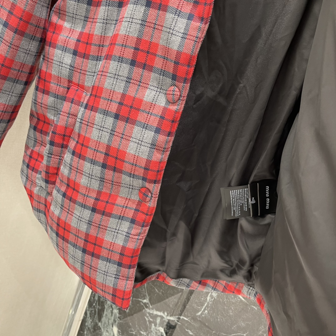 Miu 25秋冬新款 灯芯绒领拼格纹羽绒夹克 经典口袋刺绣字母设计 颜色复古又时髦！轻盈保暖版型遮肉显瘦
