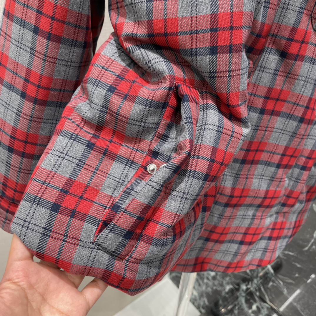 Miu 25秋冬新款 灯芯绒领拼格纹羽绒夹克 经典口袋刺绣字母设计 颜色复古又时髦！轻盈保暖版型遮肉显瘦