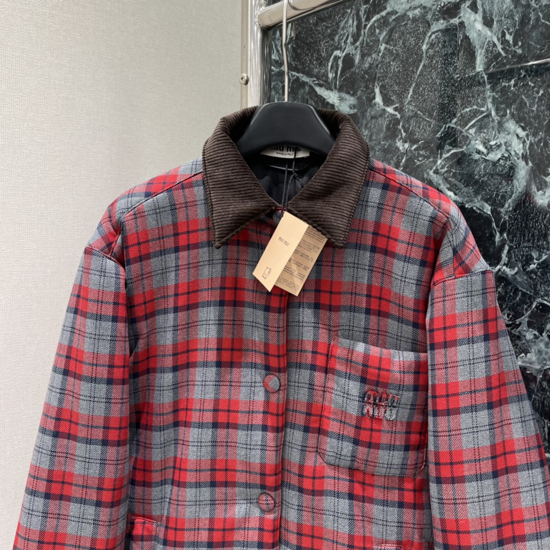 Miu 25秋冬新款 灯芯绒领拼格纹羽绒夹克 经典口袋刺绣字母设计 颜色复古又时髦！轻盈保暖版型遮肉显瘦