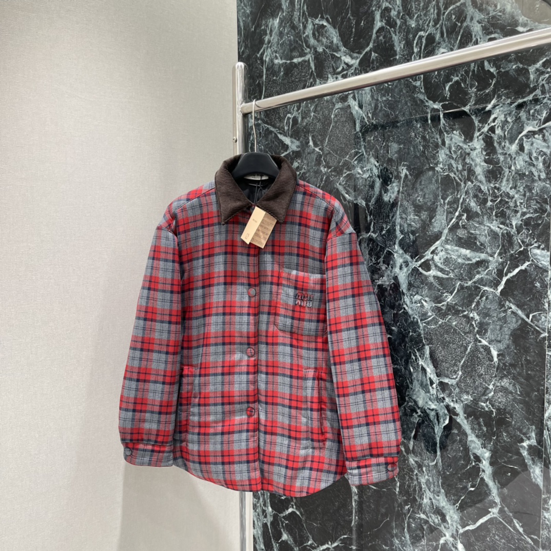 Miu 25秋冬新款 灯芯绒领拼格纹羽绒夹克 经典口袋刺绣字母设计 颜色复古又时髦！轻盈保暖版型遮肉显瘦