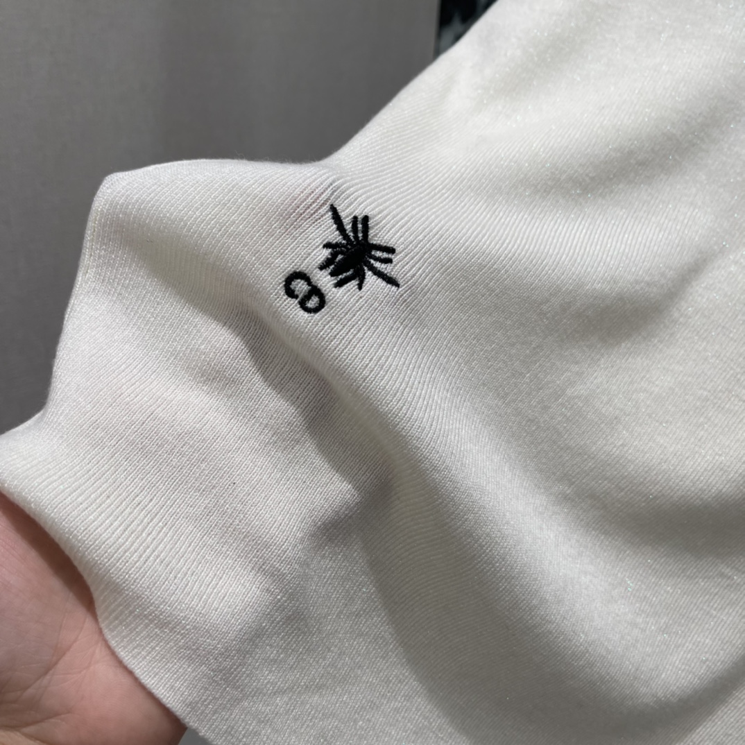 Ｄ家 25秋冬新款 蝴蝶刺绣针织衫 胸前都有闪亮蝴蝶图案通体平纹针织纹理 搭配弹性十足的面料贴合身型更显