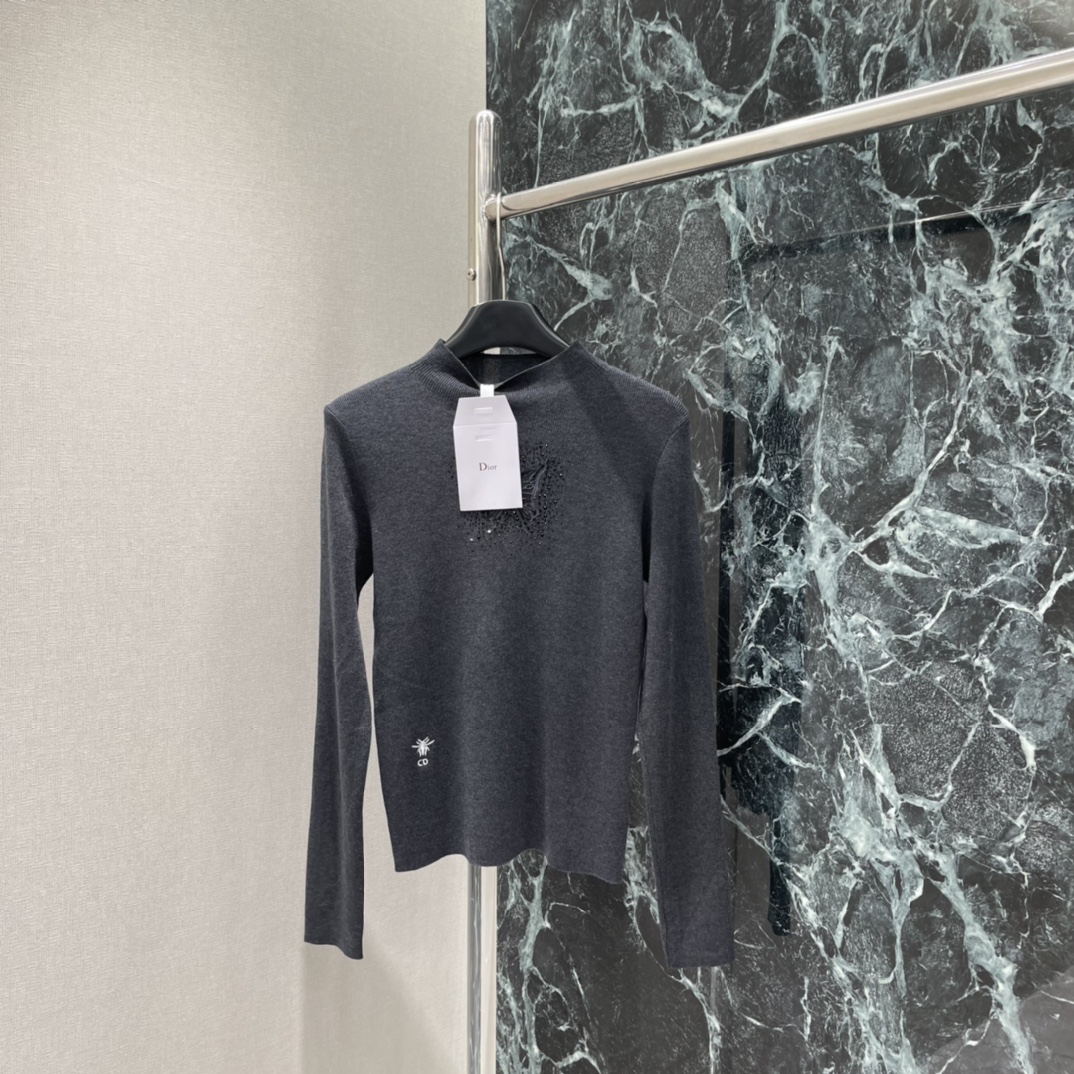 Ｄ家 25秋冬新款 蝴蝶刺绣针织衫 胸前都有闪亮蝴蝶图案通体平纹针织纹理 搭配弹性十足的面料贴合身型更显