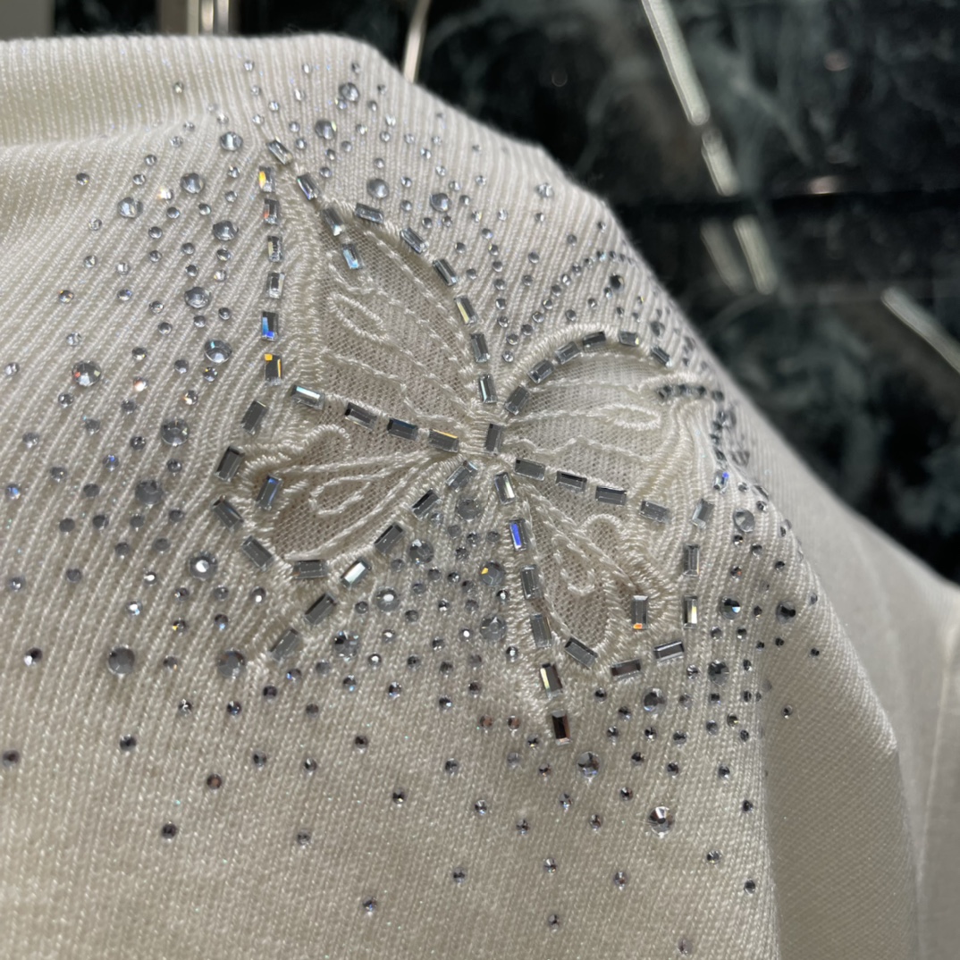 Ｄ家 25秋冬新款 蝴蝶刺绣针织衫 胸前都有闪亮蝴蝶图案通体平纹针织纹理 搭配弹性十足的面料贴合身型更显