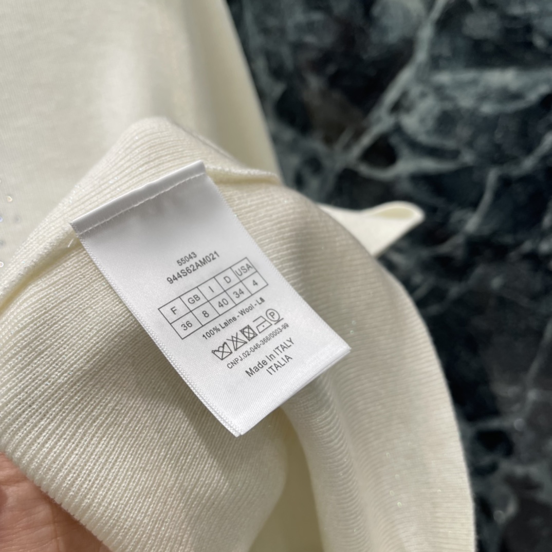 Ｄ家 25秋冬新款 蝴蝶刺绣针织衫 胸前都有闪亮蝴蝶图案通体平纹针织纹理 搭配弹性十足的面料贴合身型更显