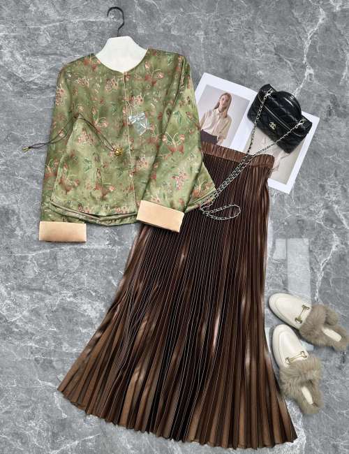 Elegant Floral Print Blouse & Pleated Skirt Set, Relaxed Fit, Versatile Style 1 Elegant Floral Print Blouse & Pleated Skirt Set, Relaxed Fit, Versatile Style