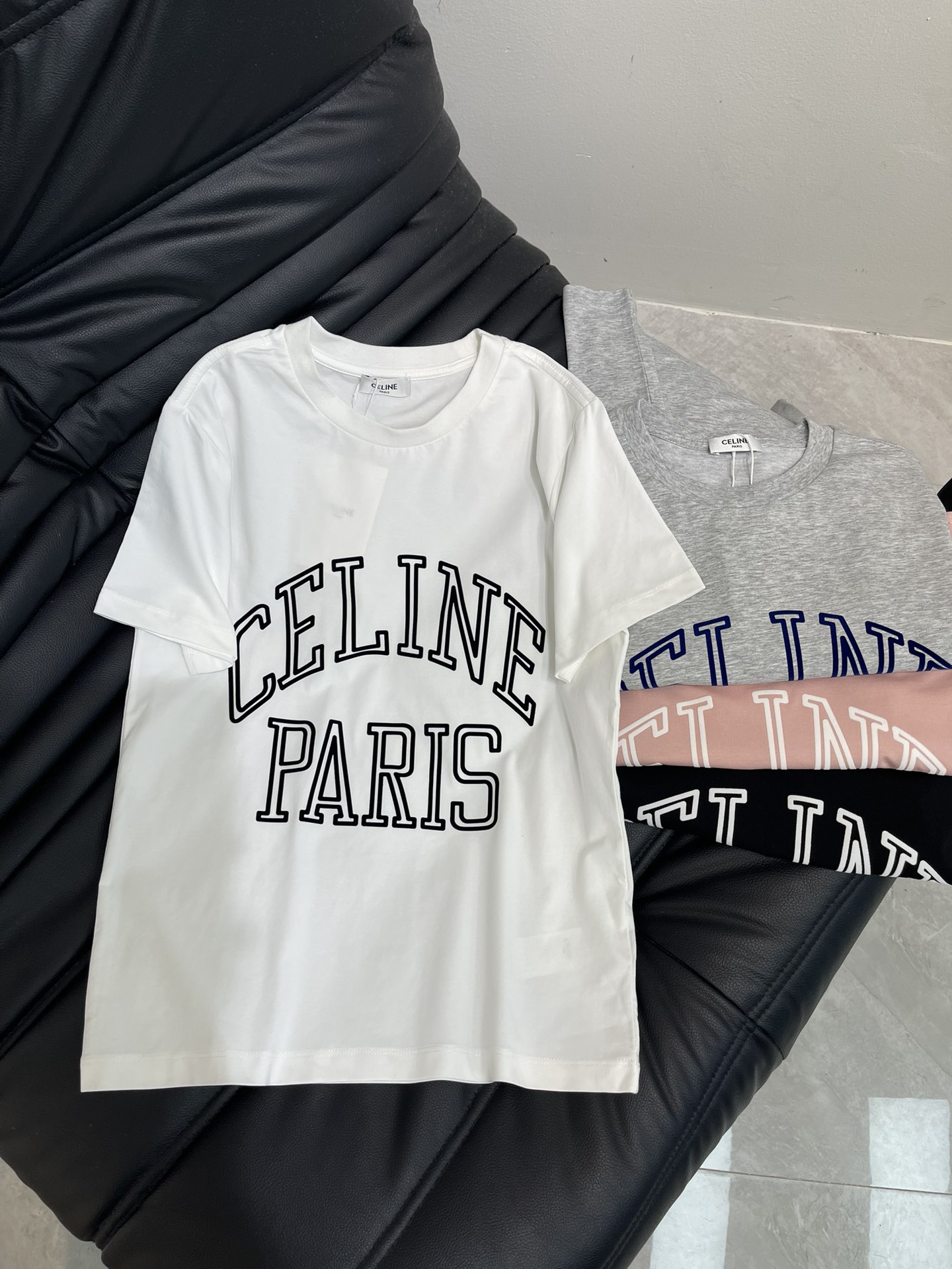 NO:569734,Celin* new flocked printed logo letter short-sleeved T-shirt. The fabric is made of 190g Dupont Salona fabric, mercerized, soft and delicate to the touch, skin-friendly and soft, comfortable and good stretch recovery, good moisture absorption and perspiration, not easy to wrinkle, slim fit to show your figure, high-quality craftsmanship to show letter pattern decoration, retro and fashionable, loose fit, not picky about body shape, versatile and evergreen, quality depends on the details!  SML,,celine,T-shirt,tees,t-shirt,alexander wang19860909Celin*新款植绒印花logo字母短袖T恤.面料采用190g杜邦索罗娜面料 丝光处理 手感柔软细腻 亲肤柔软 舒适的拉伸回复性好 良好的吸湿排汗性强 不易皱 修身版型特显身材 高品质工艺呈现出字母图案装饰 复古时髦 宽松版型 不挑身材 百搭常青款 品质看细节！SML,,celine,T-shirt,tees，t-shirt,alexander wang,Women's clothing