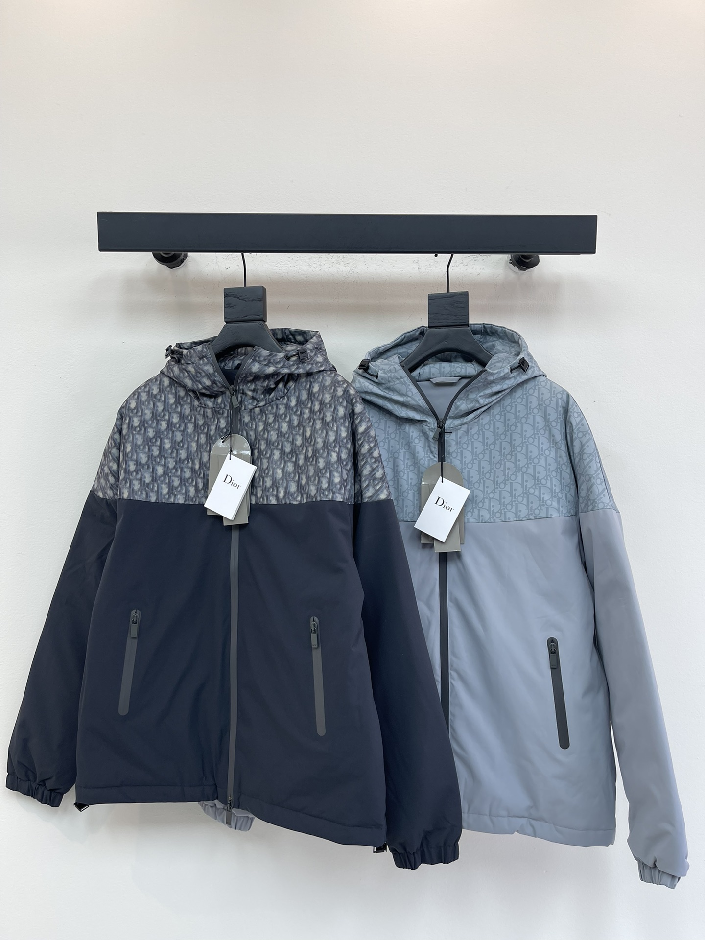 NO:570613,Comes with dust bag Dio*25 new autumn and winter classic presbyopic patchwork hooded jacket down jacket. Filled with 100g-90 white duck down, light and stylish, not bloated on the upper body, classic and fashionable design, retro and age-reducing and very fashionable!  Imported fabric. The texture is as delicate as baby skin. It has superior stiffness, quite elegant and fashionable!  The color is light and versatile, the cut is smart and neat, the upper body instantly highlights the spirit, the style is full, and it can easily control various body types. It is a jacket that perfectly combines business commuting and outdoor leisure. It is a piece of equipment with extremely high wearability and attendance rate!  Same style for men and women!  Color Gray Blue Size S-XL,,dior,jackets & coats,jackets & coats,down jacket,hats,alexander wang19860909配防尘袋Dio*25秋冬新款经典老花拼接连帽夹克羽绒服外套.内冲100g-90白鸭绒,轻薄有型,上身不臃肿,经典又时尚设计,复古减龄又非常时髦！进口面料.质感如婴儿皮肤一样细腻.挺括性优越,颇为优雅且时髦！配色轻熟百搭,版型剪裁干练利落,上身瞬间凸显出精神感,型款十足,轻松驾驭各种身型,商务通勤与户外休闲完美兼备的一款外套,属于实穿性出勤率极高的一款装备！男女同款！ 颜色灰色 蓝色 码数S-XL,,dior,jackets & coats,jackets & coats,down jacket,hats,alexander wang,Women's clothing