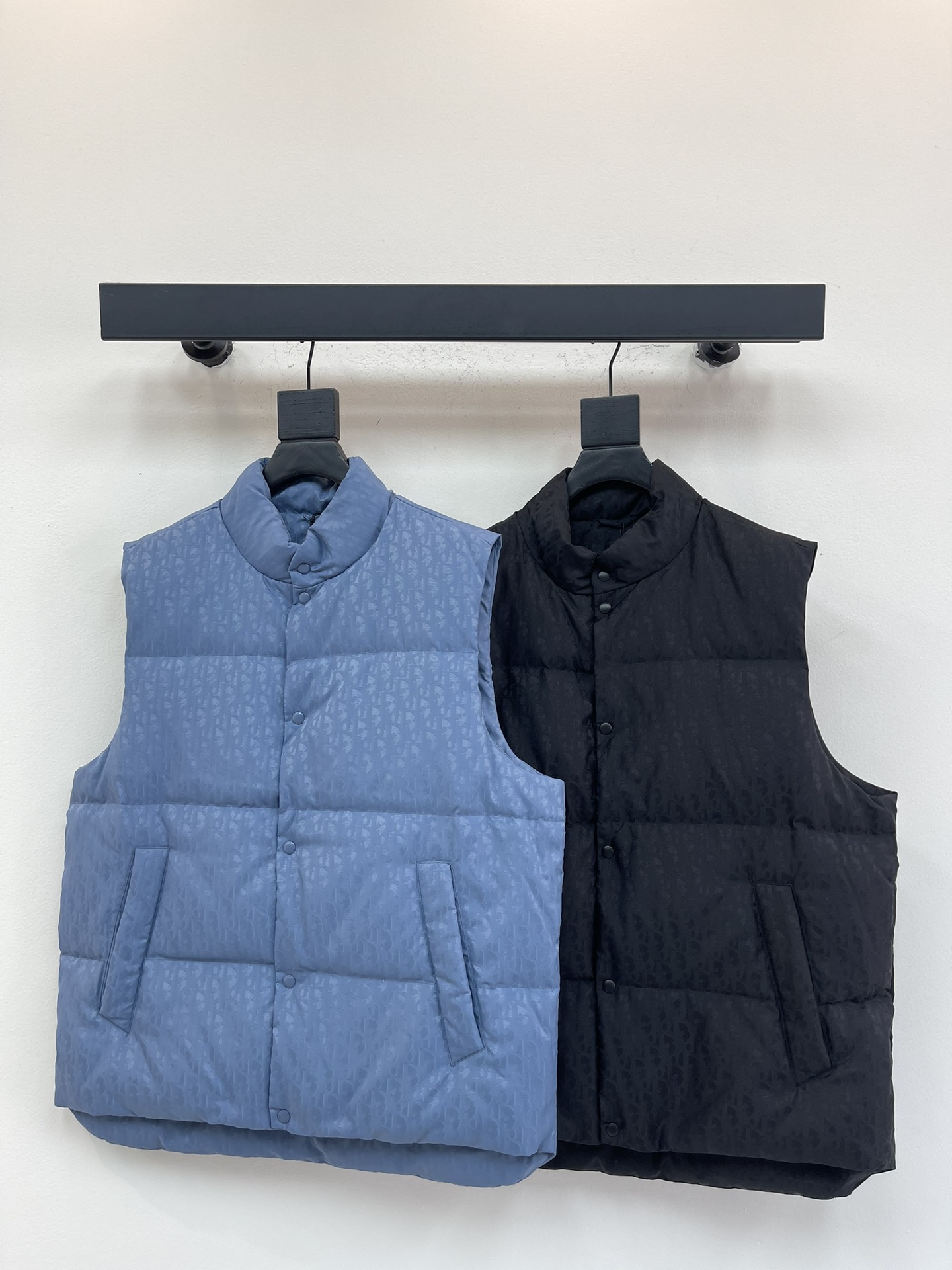 NO:570618,Comes with dust bag Dio*25 new autumn and winter old flower all-print down jacket vest jacket. Light luxury, fashionable and casual style, light, warm and soft!  More attractive logo badge; stand-up collar design, functional diagonal pockets on both sides, made of imported fabrics, the inner velvet content is made of 90% white goose down, 10% feathers, the whole body is quilted with full horizontal lines, full of fluffy and very elastic, and the outer layer of nylon fabric has a perfect shape, fashionable and not bloated, interpreting the simple aesthetic style of the series, the upper body effect is light and warm, and the effect of keeping out the cold is perfect!  !A high-street luxury product that has both good looks and performance online at the same time. It is a super blockbuster that will definitely hit the streets. The same style for men and women!  Color Black Blue Size S-XL,,dior,jackets & coats,down jacket,alexander wang19860909配防尘袋Dio*25秋冬新款老花满印羽绒服马甲外套.轻奢时尚休闲风格,轻盈保暖柔软！更具魅力感logo徽章；立领设计,两侧功能性斜插的口袋,采用进口面料打造,内里绒子含量90白鹅绒打造,10羽毛,满身横线绗缝充绒饱满,蓬松感十足回弹性特别好,外层锦纶面料.版型完美,时尚不臃肿,演绎系列的简约美学风格,上身效果轻盈保暖,御寒效果满分! !一款颜值跟性能同步在线的高街奢物,绝对炸街的超级重磅.男女同款！ 颜色黑色 蓝色 码数S-XL,,dior,jackets & coats,down jacket,alexander wang,Women's clothing