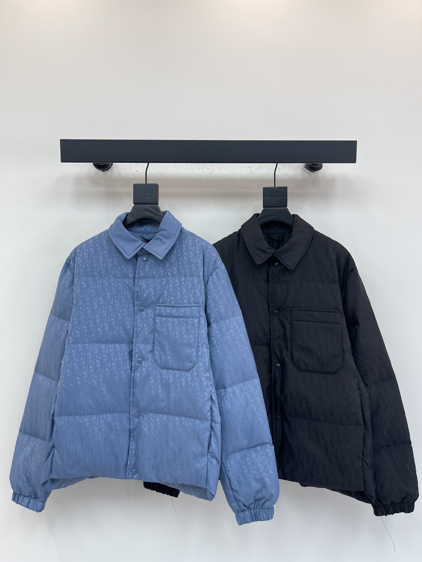 NO:570624,Comes with dust bag Dio*25 new autumn and winter old flower all-print lapel down jacket. Light luxury, fashionable and casual style, light, warm and soft!  More attractive logo badge; lapel design, functional diagonal pockets on both sides!  Made of imported fabrics, the inner velvet content is made of 90% white goose down, 10% feathers, the whole body is quilted with full down, full of fluffiness and very good elasticity. The outer layer is nylon fabric. It has a perfect fit, fashionable and not bloated. It interprets the simple aesthetic style of the series. The upper body is light and warm, and has a perfect effect of keeping out the cold! ! A high-street luxury product with both appearance and performance online at the same time, it is definitely a super heavy hit on the street. The same style for men and women!  Color Black Blue Size S-XL,,dior,jackets & coats,down jacket,alexander wang19860909配防尘袋Dio*25秋冬新款老花满印翻领羽绒服外套.轻奢时尚休闲风格,轻盈保暖柔软！更具魅力感logo徽章；翻领设计,两侧功能性斜插的口袋！采用进口面料打造,内里绒子含量90白鹅绒打造,10羽毛,满身横线绗缝充绒饱满,蓬松感十足回弹性特别好,外层锦纶面料.版型完美,时尚不臃肿,演绎系列的简约美学风格,上身效果轻盈保暖,御寒效果满分! !一款颜值跟性能同步在线的高街奢物,绝对炸街的超级重磅.男女同款！ 颜色黑色 蓝色 码数S-XL,,dior,jackets & coats,down jacket,alexander wang,Women's clothing