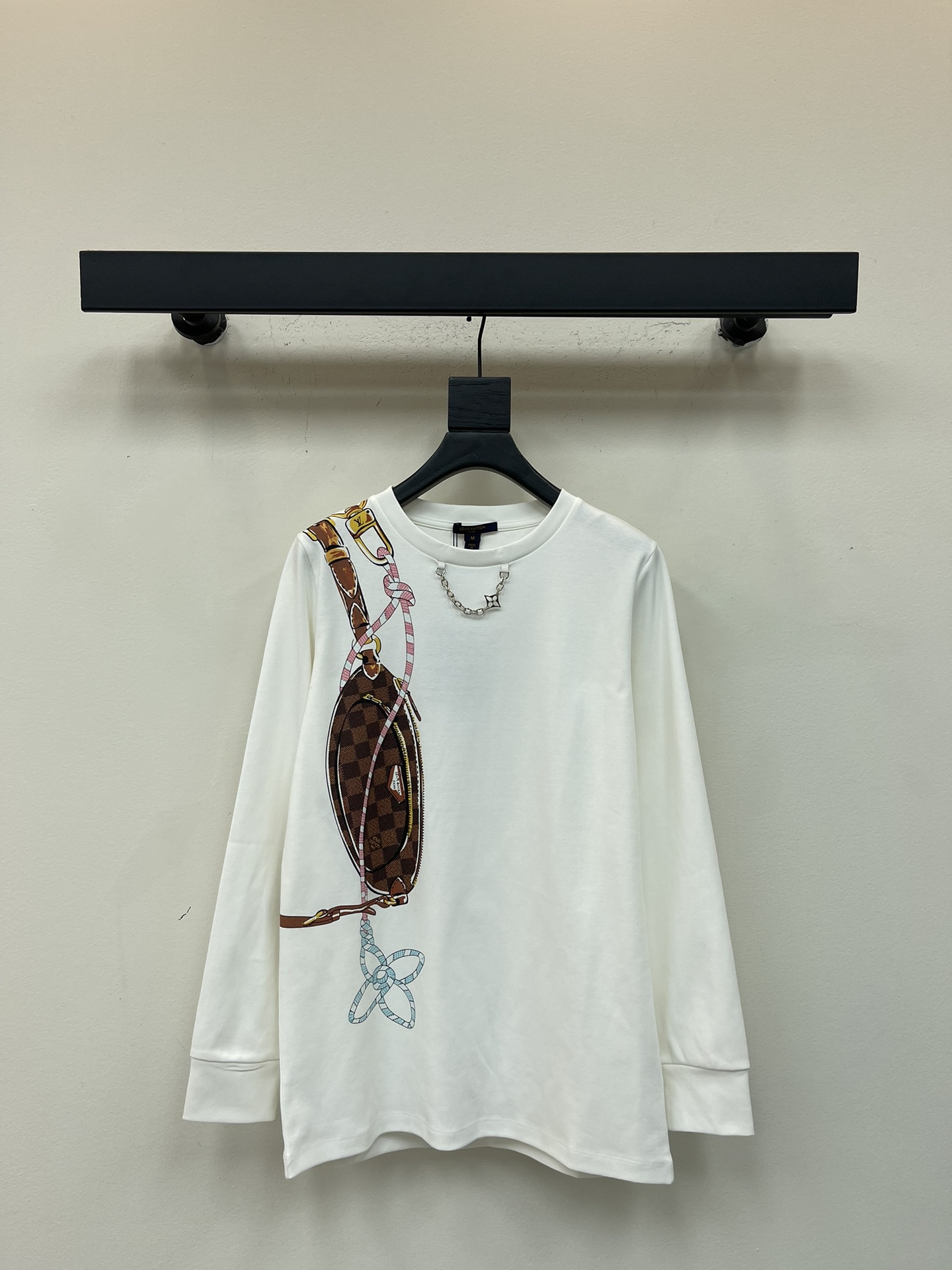 NO:569738,Louis  Vuitto*'s new chain round neck printed long-sleeved T-shirt. Customized YB twill cotton material, breathable and comfortable, full of texture. Regular long-sleeved top cut to highlight the brand style. Made of heavyweight pure cotton, with a full drape feeling and a slimming visual effect. The printing process is used to restore the color on the chest.  Colorful and key colors create a three-dimensional outer outline of the hand-painted jacquard pattern, interspersed with four-leaf clover patterns. The style echoes the letter chain engraved on the neckline and extends to the back shoulder, making the fashion and high-end sense immediately appear. It creates a fashionable and relaxed personality, and is colorful and fashionable when worn alone or inside. SML,, louis  vuitton,tees,t-shirt,alexander wang19860909Louis Vuitto*新款链条圆领印花长袖T恤.定制YB斜纹全棉材质,透气舒适,质感十足,常规长袖上衣裁剪,凸显品牌格调,采用克重纯棉制成,垂坠感十足,呈现显瘦视觉效果.胸前利用印花工艺还原色彩,重点色打造手绘提花图样的皮包外轮廓立体感,穿插四叶草图案,风格与领口印刻字母链条呼应,延伸至后肩膀,让时尚高级感立刻显现,打造个性时髦松弛,单穿内搭都出彩时髦.SML,,louis vuitton,tees，t-shirt,alexander wang,Women's clothing