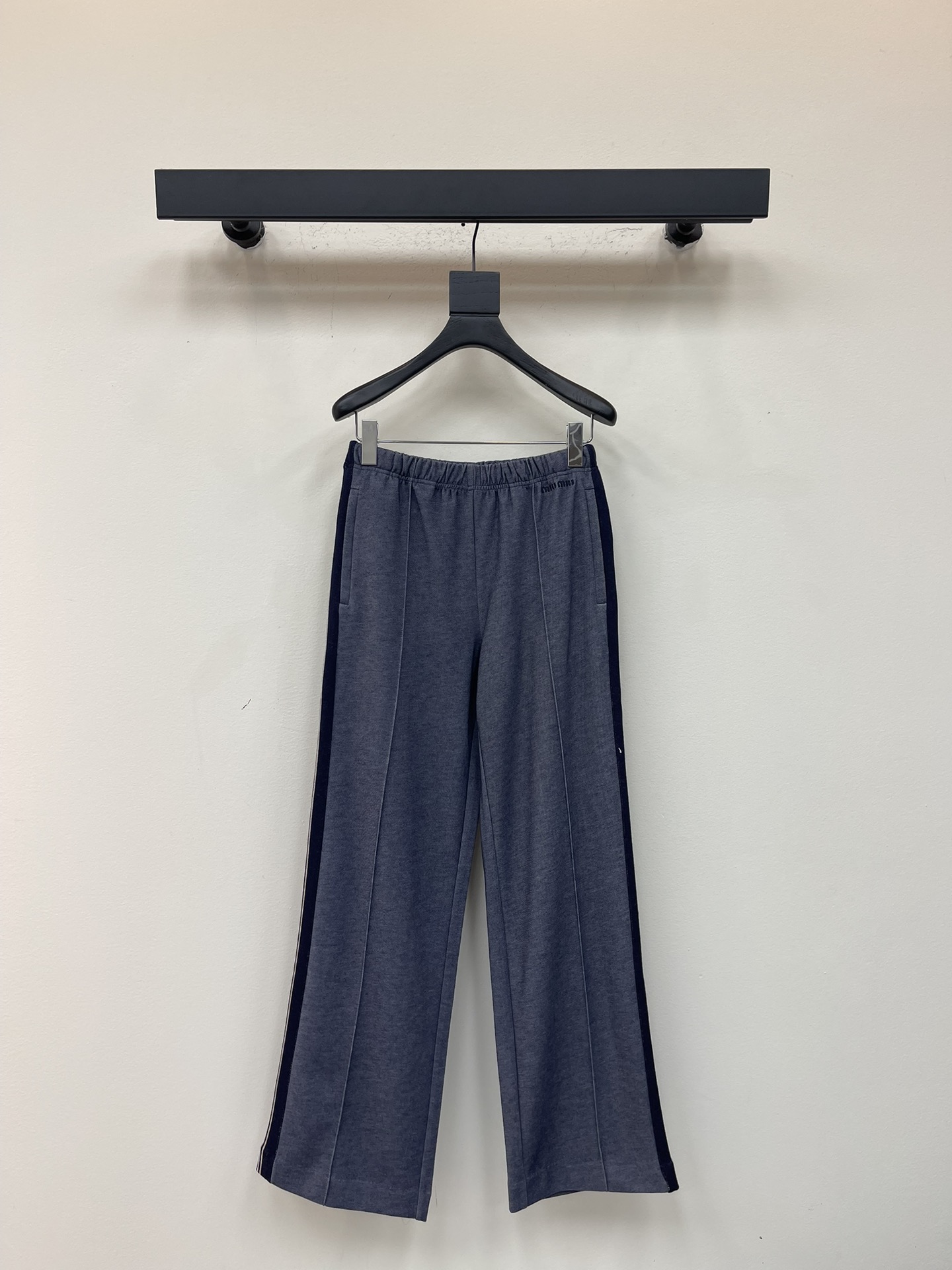 NO:570642,Miumi* 25 new autumn and winter casual trousers with ribbon trim | Exclusively developed by yb!  High quality production!  The contrasting color webbing on the side runs through the trousers, which seems to add an 'extension effect' to the legs, visually elongating the proportions instantly. The elastic waistband is paired with an off-white drawstring, which is casual and has a bit of American retro feel; the trousers are cut in a lazy wide-leg shape, but  There are neat lines hidden in the drape, which makes you walk with wind while welding the 'sweet, cool and lazy' feeling to your body. The letter logo on the waistband is low-key and recognizable. SML,, miumiu, alexander  wang19860909Miumi* 25秋冬新款织带边休闲长裤丨独家yb开发！高版出品！侧边的撞色织带贯穿裤身,像是给双腿加了“延伸特效”,视觉上瞬间拉长比例.松紧腰头搭配米白色抽绳,随性中带着点美式复古感；裤型是慵懒的阔腿剪裁,却又在垂坠感里藏着利落线条,走路带风的同时,把“甜酷慵懒感”焊在身上.裤腰处的字母标识,低调又有辨识度.SML,,miumiu,alexander wang,Women's clothing