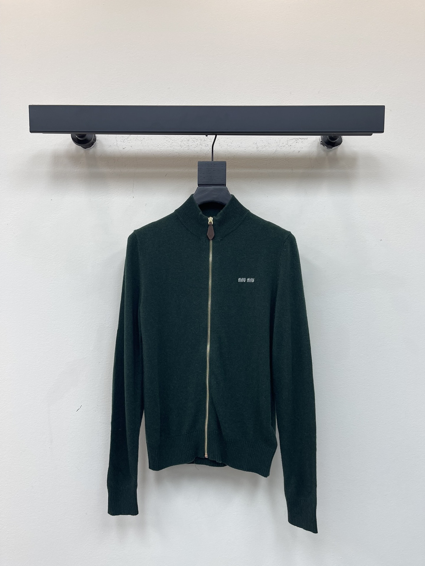 NO:570644,*25 new early autumn leather zipper knitted cardigan. Green wool knitted fabric, decorated with brand logo embroidery, sleeves decorated with contrasting patches, ribbed stand-up collar, zipper closure.SML,,alexander wang19860909*25早秋新款皮革拉链针织开衫.绿色羊毛针织面料 饰有品牌标识刺绣 袖子饰撞色贴布 罗纹立领领口 拉链开合.SML,,alexander wang,Women's clothing