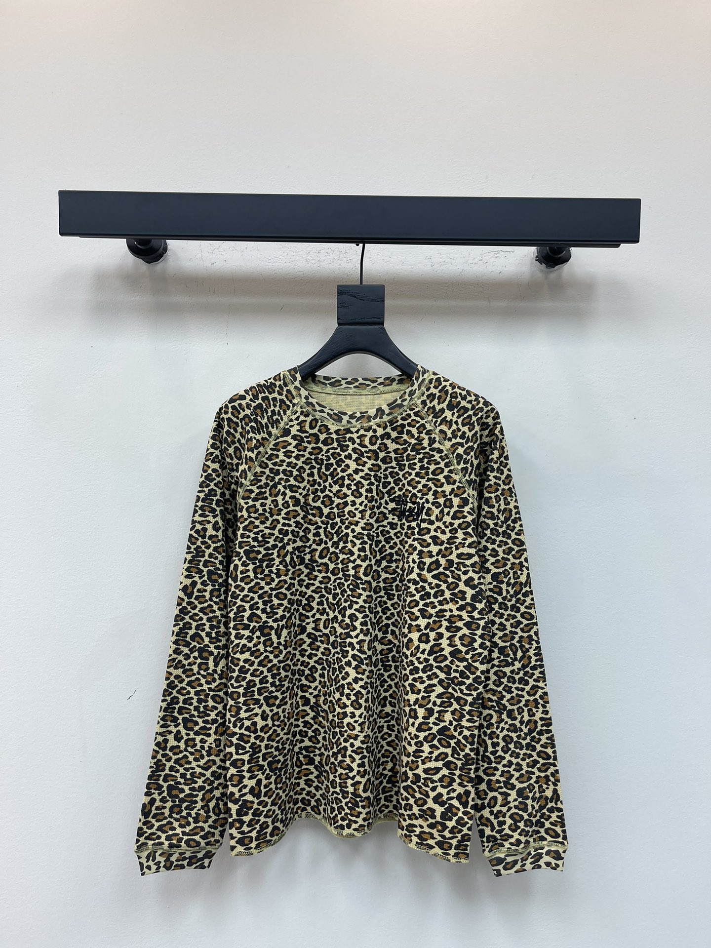 NO:570649,Stuss*25 new early autumn long-sleeved leopard print long-sleeved T-shirt. This long-sleeved leopard print T-shirt is made of pure cotton fabric with all-over leopard print printing. There are two knitted lines beside the shoulders to modify the shoulders. The large print of the brand logo on the back is particularly eye-catching. It can be worn in two styles: salt or sweet. SML,, tees, t-shirt, alexander wang19860909Stuss*25早秋新款长袖豹纹长袖T恤.此款长袖豹纹T恤采用纯棉面料加满身洗豹纹印花完成,肩膀旁边有两条针织走向的线条修饰肩膀,背后品牌logo大印花特别吸睛,可盐可甜两种风格穿搭.SML,,tees，t-shirt,alexander wang,Women's clothing