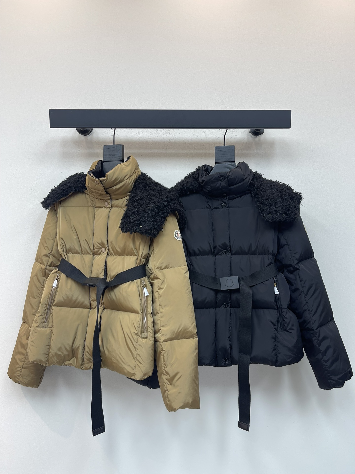 NO:570630,Comes with dust bag Moncle* 25 new autumn and winter new spliced imitation lamb wool hooded down jacket. Three-dimensional tailoring design. Stylish and handsome. National standard 90 white goose down filling. Imported memory silk fabric. The texture is soft, light and comfortable. Imported machine-sewn three-dimensional press line technology. Original hardware accessories. Original mark and original standard. Fully furnished. Real weight and weight. 012 size, Moncler, jackets & coats, down jacket, hats, alexander  wang19860909配防尘袋Moncle*蒙口25秋冬新品拼接仿羊羔毛连帽羽绒服外套 立体剪裁版型设计 时髦又帅气 国标90白鹅绒填充 进口记忆丝面料 质感柔软轻盈舒适 进口机缝制立体压线线条工艺 原版五金配件 原唛原标配套齐全 实物重磅有分量 012码,,Moncler,jackets & coats,down jacket,hats,alexander wang,Women's clothing