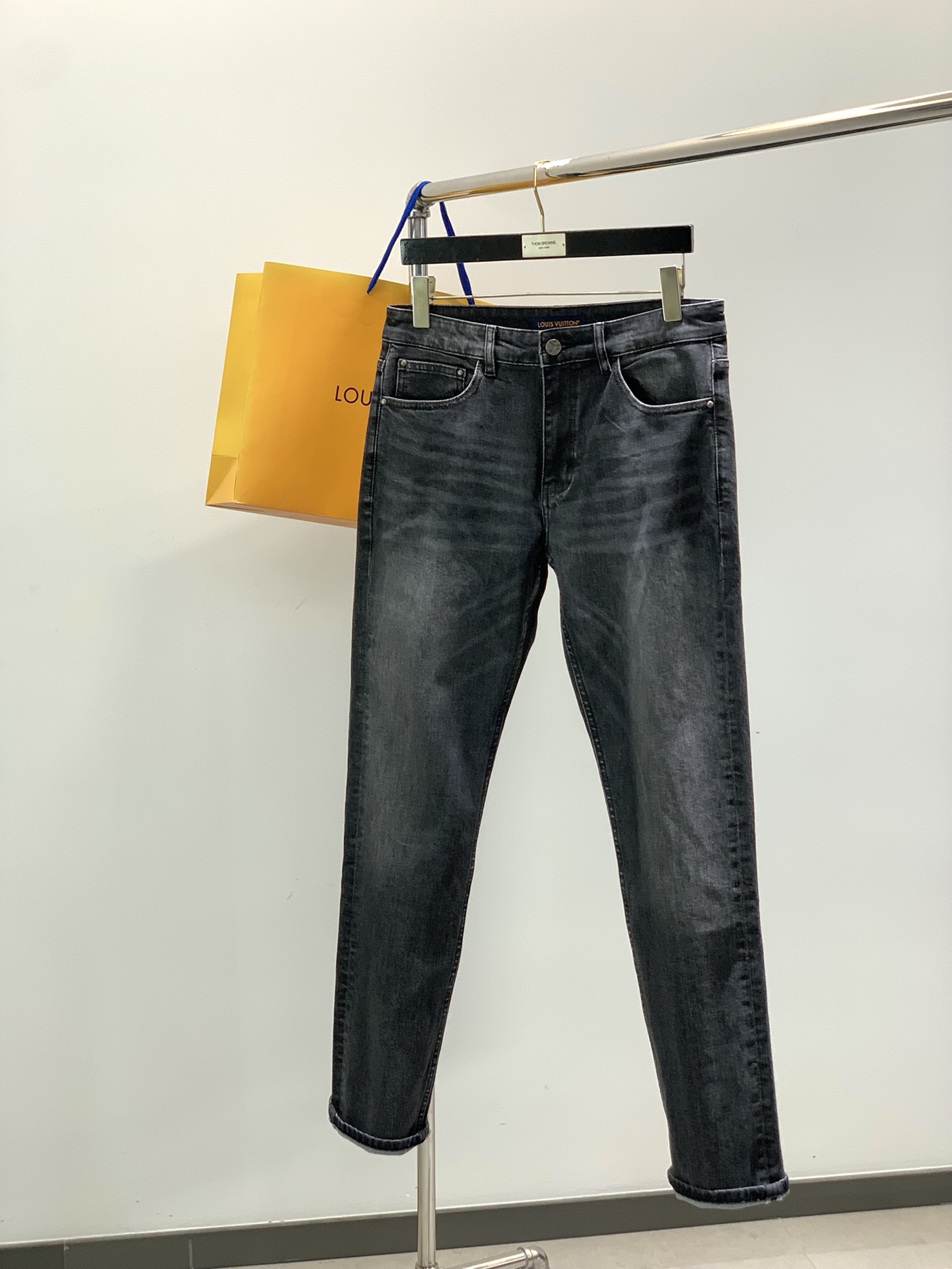 NO:599782,, Louis Vuitton, the latest model for autumn 2025, available at counters at the same time, original order, fashionable and casual washed jeans, the upper body is very unique!  Eye-catching and bright, imported original fabrics, top embroidery crafts letter pattern decoration Logo, original hardware accessories decoration, simple yet fashionable, classic atmosphere, comfortable and breathable, handsome and stylish upper body, code number 29-38,, louis vuitton, louis vuitton, jeans, alexander wang19860909,LouisVuitton 路易威登,2025秋季最新款,专柜同步有售,原单狠货,时尚休闲水洗牛仔裤,上身很有特点！吸睛而有亮点,进口原版面料,顶级刺绣工艺字母图案装饰Logo,原版五金辅料装饰,简单而不失时尚,经典大气,舒适透气,上身帅气有型,码数29-38,,louis vuitton,louis vuitton,jeans,alexander wang,Men's clothing