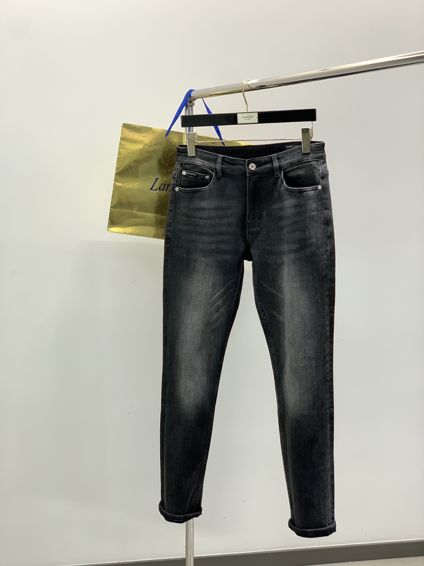 NO:599787,,DOLCE&GABBANA  Dolce & Gabbana, the latest fall product, available at the official website counter simultaneously, original order, super stylish jeans, customized original washed denim fabric, top-notch printed letter pattern logo, original hardware decoration, unique design style, extremely outstanding jeans, materials and craftsmanship are extremely luxurious and exquisite, extremely high-grade, handsome and stylish upper body, code number 29-38,, Dolce&Gabbana, Dolce&Gabbana, jeans, alexander  wang19860909,DOLCE&GABBANA 杜嘉班纳,秋季最新品,官网专柜同步有售,原单狠货,超级有范儿的一款牛仔裤,定制原版水洗牛仔面料,顶级印花工艺字母图案logo,原版五金辅料装饰,独特设计风格,极为翘楚的一款牛仔裤,用料与工艺都极致奢华精湛,档次极高,上身帅气有型,码数29-38,,Dolce&Gabbana,Dolce&Gabbana,jeans,alexander wang,Men's clothing