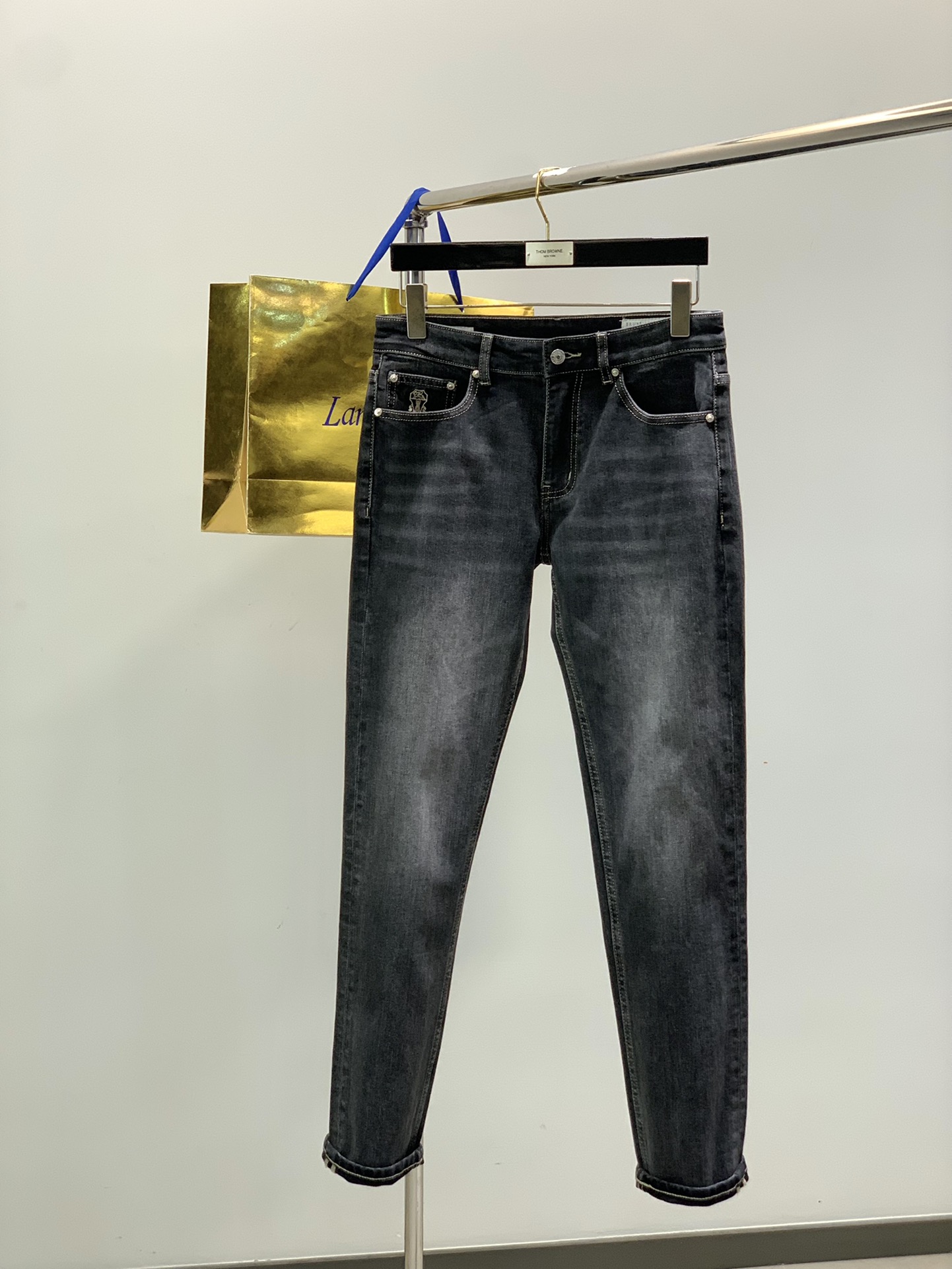 NO:599780,, Italian Divine Lion, fashion brand, 2025 new autumn products, fashionable and casual washed jeans, available at the counter simultaneously, original goods, using imported original fabrics, unique design, elegant and high-end color matching, remarkable interior details, exquisite embroidery crafts letter pattern logo, original hardware accessories decoration, extremely high grade, comfortable and breathable, handsome upper body, code number 29-38,,jeans,alexander wang19860909,意大利神狮,时尚品牌,2025秋季新品,时尚休闲水洗牛仔裤,专柜同步有售,原单狠货,采用进口原版面料,独特设计,配色高雅高级,内里细节可圈可点,精致刺绣工艺字母图案logo,原版五金辅料装饰,档次极高,舒适透气,上身帅气,码数29-38,,jeans,alexander wang,Men's clothing