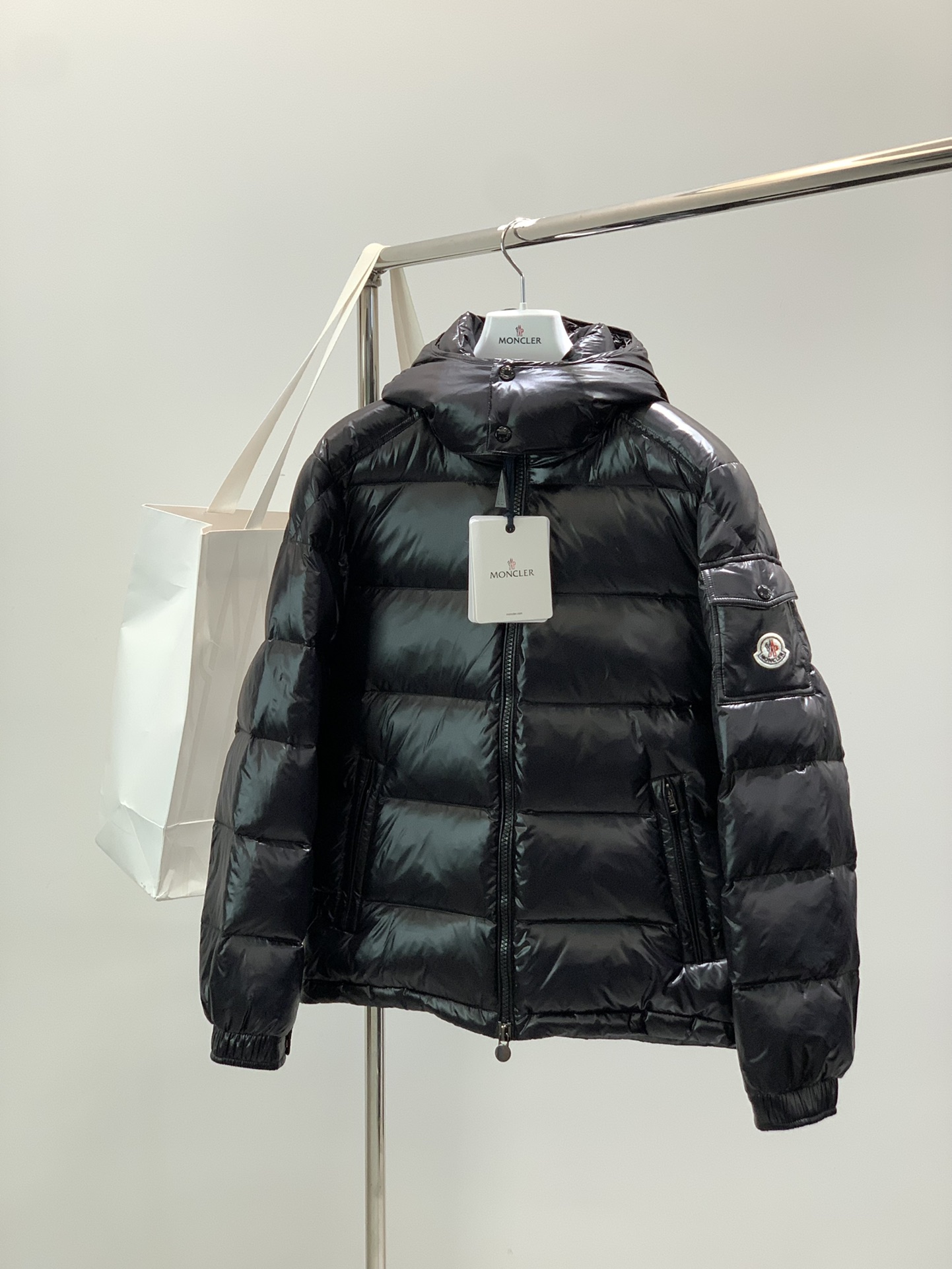 NO:601629,Moncler muzzle, the latest winter product, available at counters, original order, fashionable and casual hooded down jacket, comfortable for the upper body!  Eye-catching and bright, it uses imported original fabrics, top-notch embroidery crafts letter pattern logo, original hardware accessories decoration, simple yet fashionable, fashionable and handsome upper body, 2 colors recommended, code number 1-5, Moncler, down jacket, hats, alexander wang19860909Moncler 蒙口,冬季最新品,专柜同步有售,原单狠货,时尚休闲连帽羽绒服,上身舒适！吸睛而有亮点,采用进口原版面料,顶级刺绣工艺字母图案logo,原版五金辅料装饰,简单而不失时尚,上身时尚帅气,2色推荐,码数1-5,,Moncler,down jacket,hats,alexander wang,Men's clothing