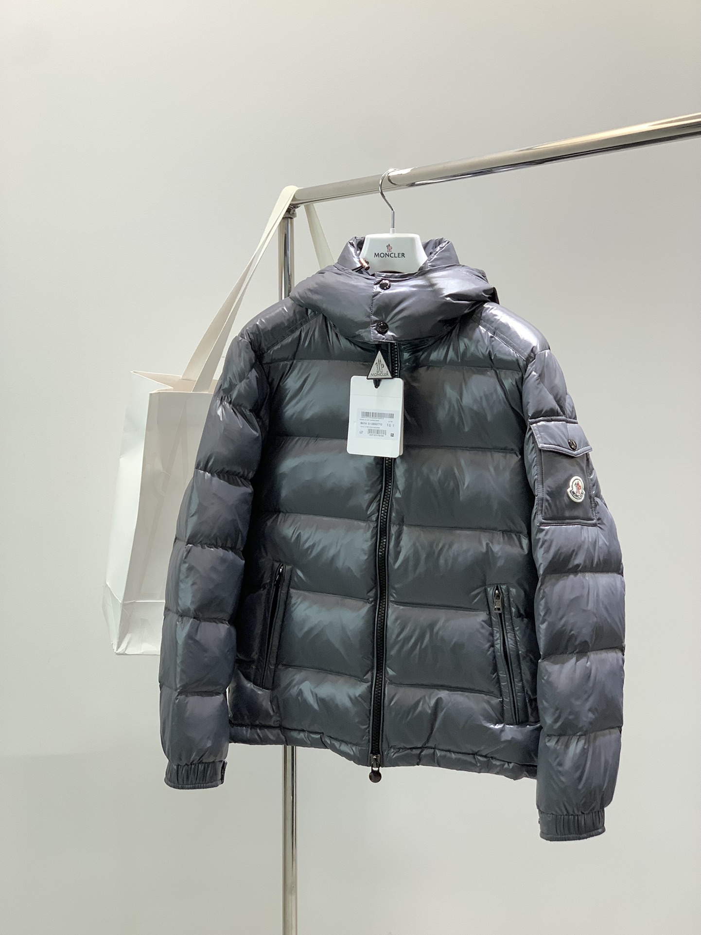 NO:601632,, Moncler muzzle, the latest winter product, available at counters simultaneously, original order, fashionable and casual hooded down jacket, comfortable for the upper body!  Eye-catching and bright, it uses imported original fabrics, top-notch embroidery crafts letter pattern logo, original hardware accessories decoration, simple yet fashionable, fashionable and handsome upper body, 2 colors recommended, code number 1-5, Moncler, down jacket, hats, alexander wang19860909,Moncler 蒙口,冬季最新品,专柜同步有售,原单狠货,时尚休闲连帽羽绒服,上身舒适！吸睛而有亮点,采用进口原版面料,顶级刺绣工艺字母图案logo,原版五金辅料装饰,简单而不失时尚,上身时尚帅气,2色推荐,码数1-5,,Moncler,down jacket,hats,alexander wang,Men's clothing