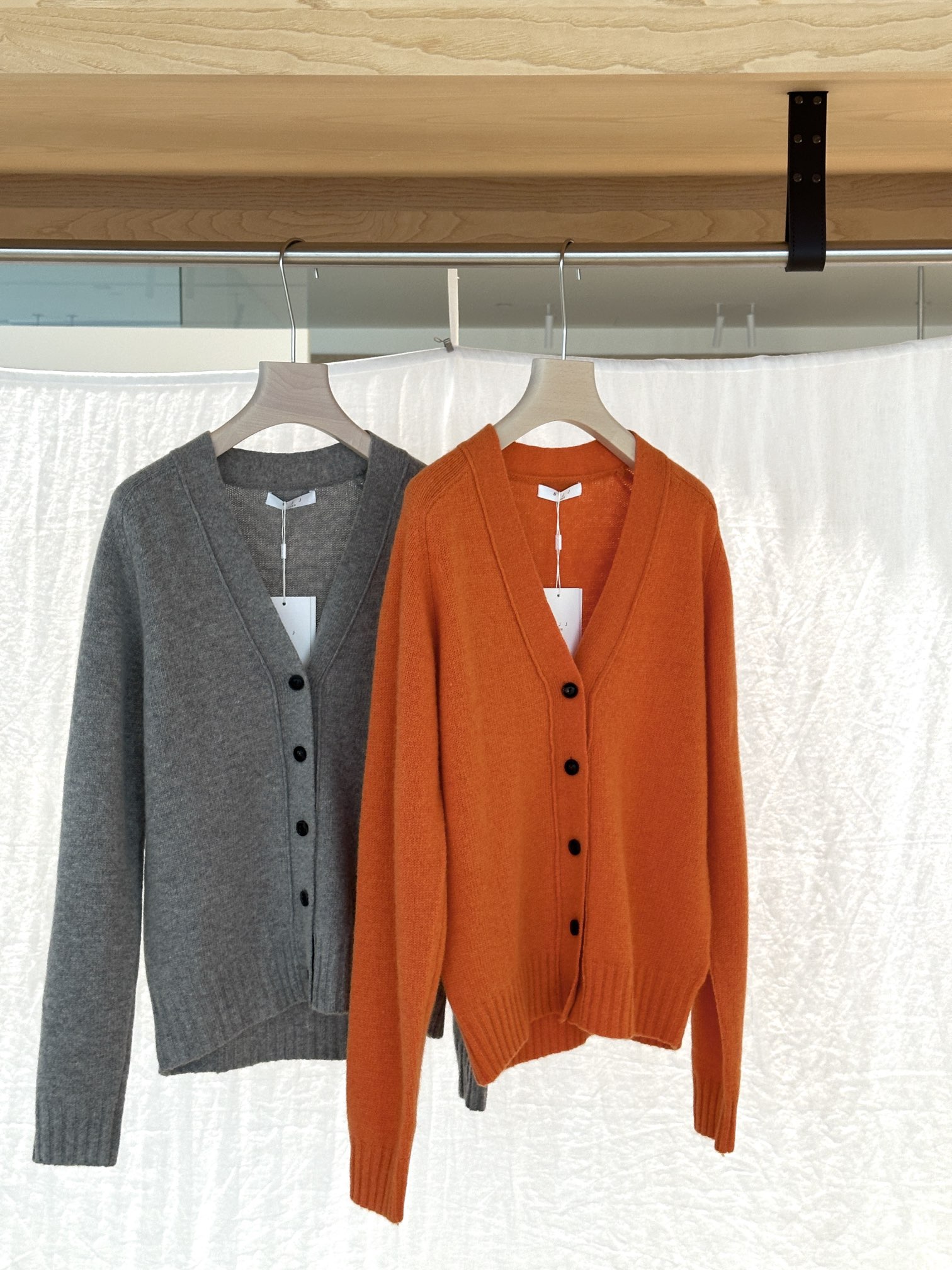 NO:568162,YS | NEW ARRIVALS! High weight wool cardigan, dyed yarn, very beautiful color details, very flattering skin tone and texture SML,,alexander wang19860909YS ｜ NEW ARRIVALS! 高克重羊毛开衫 定染纱线 色调细节非常漂亮 很抬肤色有质感  SML,,alexander wang,Women's clothing