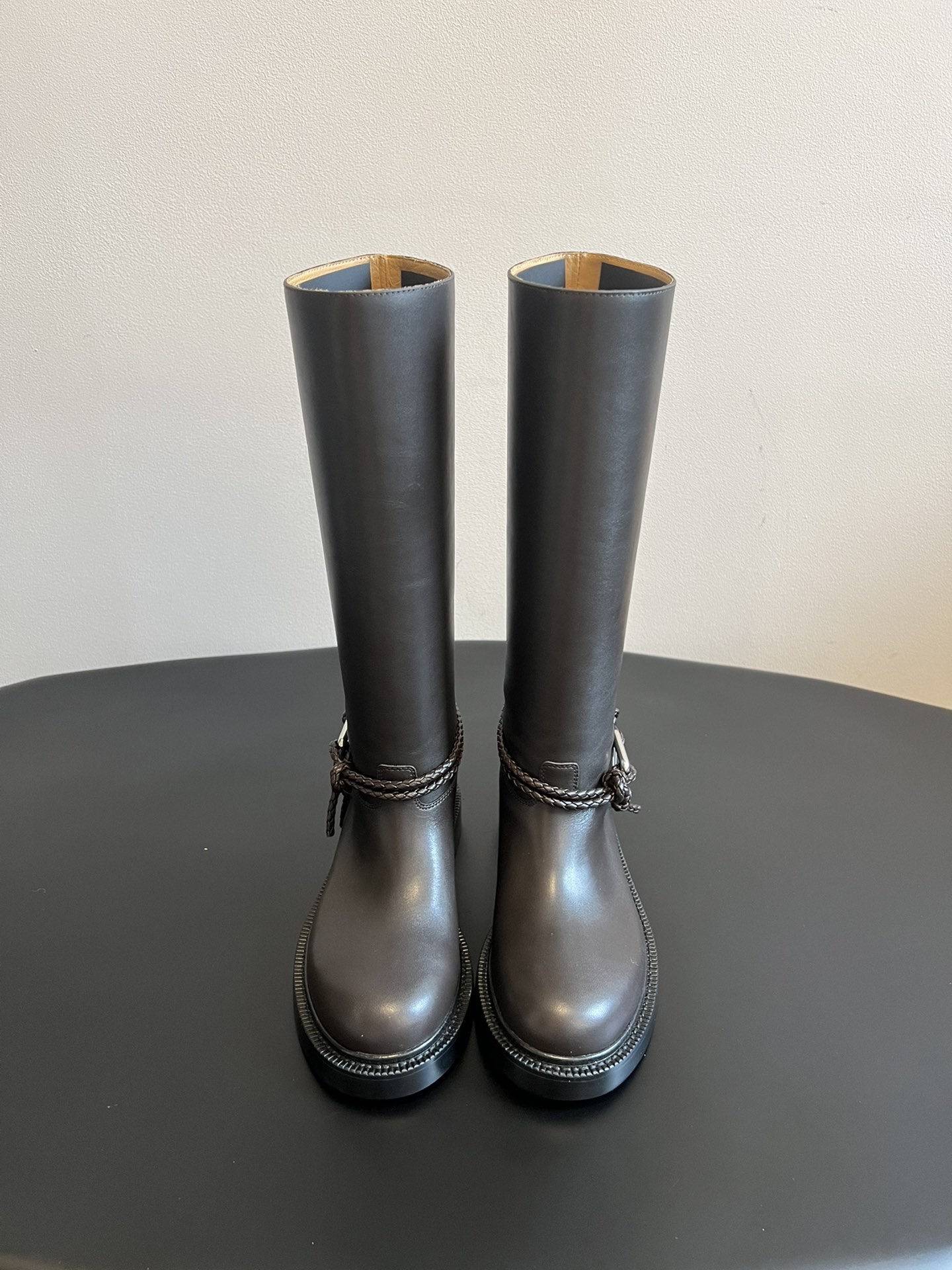 NO:577710,Top-quality Bottega Venet* 25ss new woven leather high-top knight boots are made of glossy high-quality leather, with a high-grade texture, showing a neat matte or slightly shiny effect, which enhances the overall sophistication. The shoe body is decorated with braided rope straps and metal buckles, adding a retro British style and niche design sense;  The round-toe shoe shape accommodates the foot shape and is comfortable without crowding the feet; the boot shaft is available in multiple sizes such as long, medium and short to meet different wearing needs; the thick sole/thick heel design has both a heightening effect and a retro accent. It combines the coolness of knight boots and the coolness of Martin boots, and infuses retro charm with the details of braided ropes and metal buckles. The style is diverse and highly recognizable. The upper is calfskin, the lining is water-dyed cowhide, and the outsole is made of genuine leather.  size35-41,boots,bottega veneta,boots,cowhide19860909顶级品质 Bottega Venet* 25ss新款编织皮条高筒骑士靴 采用光泽感优质皮革打造,质感高级,呈现出利落的哑光或微亮效果,提升整体精致度.鞋身搭配编绳绑带+金属扣装饰,增添复古英伦风与小众设计感； 圆头鞋型包容脚型,舒适不挤脚；靴筒分为长筒、中筒、短筒等多尺寸选择,满足不同穿搭需求；厚底/粗跟设计,兼具增高效果与复古腔调.融合骑士靴的飒爽与马丁靴的酷感,又因编绳、金属扣的细节注入复古韵味,风格多元且辨识度高. 鞋面小牛皮 内里水染牛皮 大底真皮组合大底 size35-41码,靴子,bottega veneta,boots,cowhide,Women's Shoes