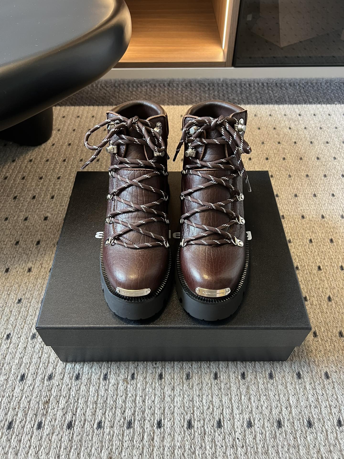 NO:561554,Alexander Wan* mountaineering style lace-up short boots combine the functionality of outdoor hiking boots with the pioneering design of a fashion brand. With a rough lace system as the core highlight, metal toe decoration and thick-soled silhouette, they combine street coolness with retro workwear temperament. The upper is made of textured leather, which is tough and wear-resistant. The thick-soled design not only improves the visual proportions, but also enhances stability when walking, making it suitable for various scenarios.  The shape of the short boot shaft is neat and capable, and the slightly square outline of the toe weakens the 'bulky feeling'. The cross-winding design of the shoelaces injects layering and dynamics into the whole, making the shoes more recognizable. Stone grain sheepskin upper, sheepskin lining, rubber outsole, size 35-40, boots, boots, sheepskin19860909Alexander Wan*登山风系带短靴 融合户外登山靴的功能性与时尚品牌的先锋设计,以粗狂系带系统为核心亮点,搭配金属鞋头装饰与厚底廓形,兼具街头酷感与复古工装气质 鞋面采用质感皮革,质感硬朗且耐磨；厚底设计不仅提升视觉比例,还增强了行走时的稳定性,适合多种场景穿着. 短靴筒型利落干练,鞋头微方的轮廓弱化了“笨重感”,鞋带的交叉缠绕设计则为整体注入层次与动感,让鞋款更具辨识度. 鞋面石头纹羊皮 内里羊皮 大底橡胶大底 size35-40码,靴子,boots,sheepskin,Women's Shoes