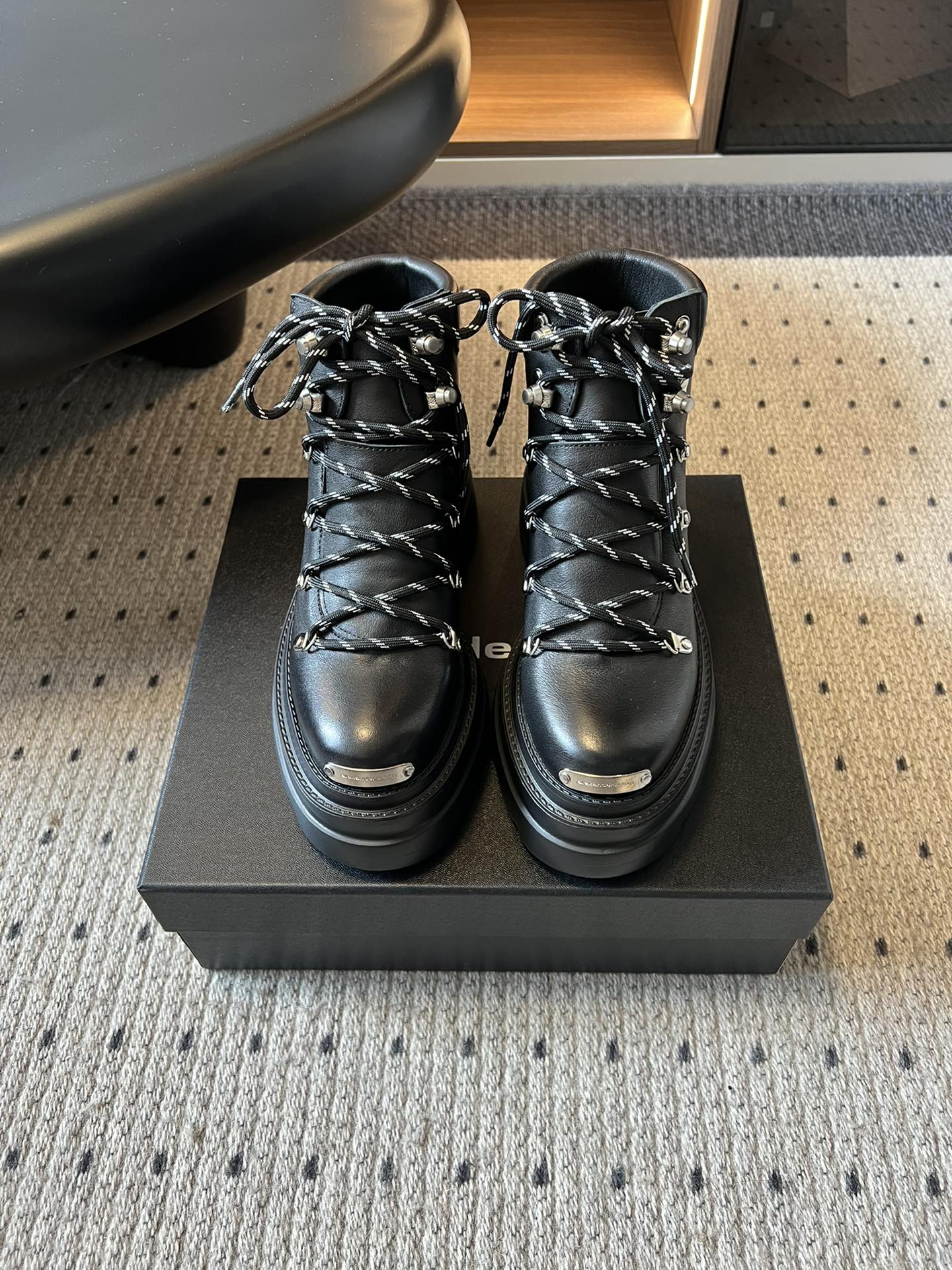 NO:561556,Alexander Wan* mountaineering style lace-up short boots combine the functionality of outdoor hiking boots with the pioneering design of a fashion brand. With a rough lace system as the core highlight, metal toe decoration and thick-soled silhouette, they combine street coolness with retro workwear temperament. The upper is made of textured leather, which is tough and wear-resistant. The thick-soled design not only improves the visual proportions, but also enhances stability when walking, making it suitable for various scenarios.  The shape of the short boot shaft is neat and capable, and the slightly square outline of the toe weakens the 'bulky feeling'. The cross-winding design of the shoelaces injects layering and dynamics into the whole, making the shoes more recognizable. Stone grain sheepskin upper, sheepskin lining, rubber outsole size 35-40, boots, boots, sheepskin19860909Alexander Wan*登山风系带短靴 融合户外登山靴的功能性与时尚品牌的先锋设计,以粗狂系带系统为核心亮点,搭配金属鞋头装饰与厚底廓形,兼具街头酷感与复古工装气质 鞋面采用质感皮革,质感硬朗且耐磨；厚底设计不仅提升视觉比例,还增强了行走时的稳定性,适合多种场景穿着. 短靴筒型利落干练,鞋头微方的轮廓弱化了“笨重感”,鞋带的交叉缠绕设计则为整体注入层次与动感,让鞋款更具辨识度. 鞋面石头纹羊皮 内里羊皮 大底橡胶大底 size35-40,靴子,boots,sheepskin,Women's Shoes