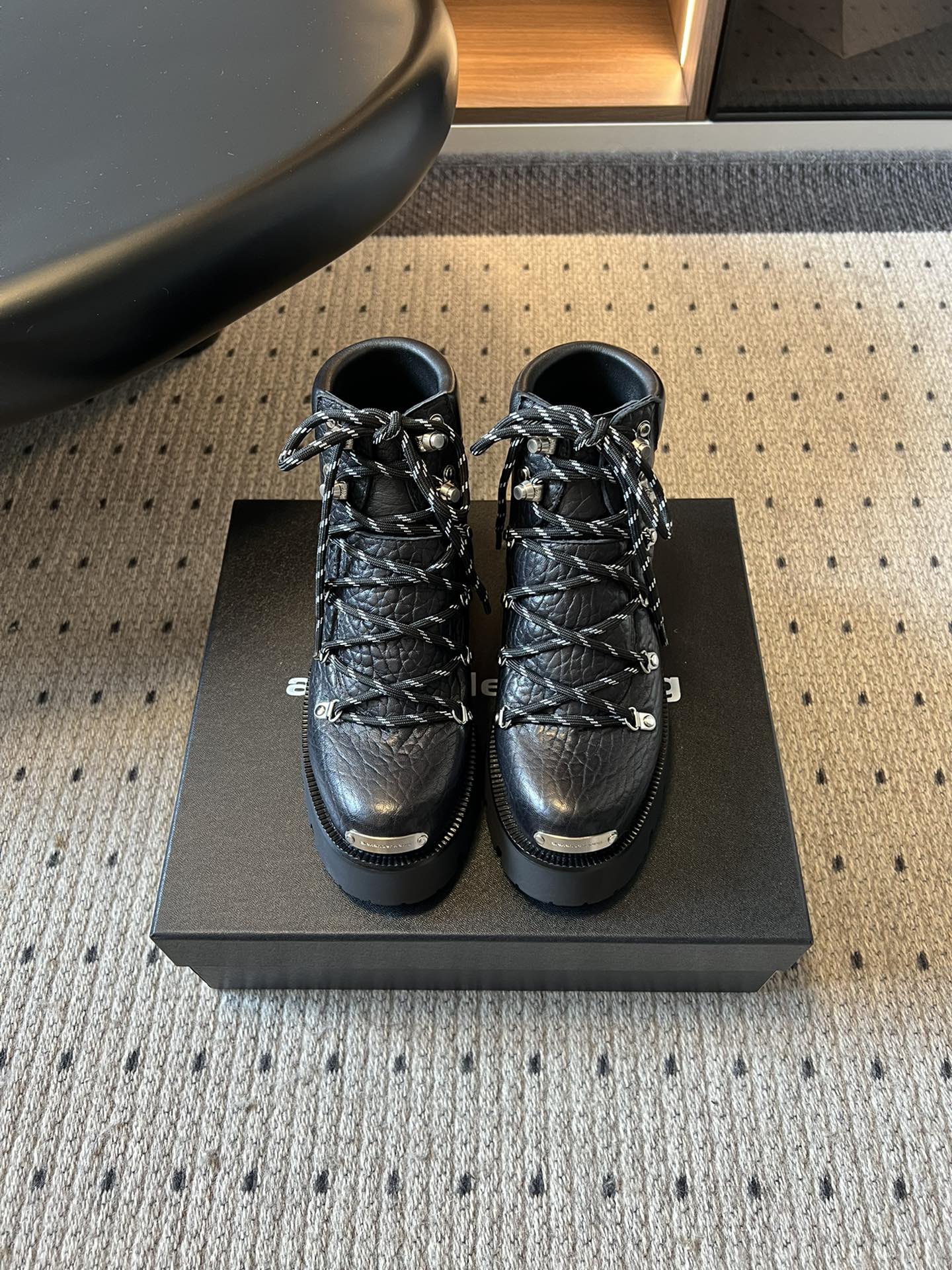 NO:561561,Alexander Wan* mountaineering style lace-up short boots combine the functionality of outdoor hiking boots with the pioneering design of a fashion brand. With a rough lace system as the core highlight, metal toe decoration and thick-soled silhouette, they combine street coolness with retro workwear temperament. The upper is made of textured leather, which is tough and wear-resistant. The thick-soled design not only improves the visual proportions, but also enhances stability when walking, making it suitable for various scenarios.  The shape of the short boot shaft is neat and capable, and the slightly square outline of the toe weakens the 'bulky feeling'. The cross-winding design of the shoelaces injects layering and dynamics into the whole, making the shoes more recognizable. Stone grain sheepskin upper, sheepskin lining, rubber outsole, size 35-40, boots, boots, sheepskin19860909Alexander Wan*登山风系带短靴 融合户外登山靴的功能性与时尚品牌的先锋设计,以粗狂系带系统为核心亮点,搭配金属鞋头装饰与厚底廓形,兼具街头酷感与复古工装气质 鞋面采用质感皮革,质感硬朗且耐磨；厚底设计不仅提升视觉比例,还增强了行走时的稳定性,适合多种场景穿着. 短靴筒型利落干练,鞋头微方的轮廓弱化了“笨重感”,鞋带的交叉缠绕设计则为整体注入层次与动感,让鞋款更具辨识度. 鞋面石头纹羊皮 内里羊皮 大底橡胶大底 size35-40码,靴子,boots,sheepskin,Women's Shoes