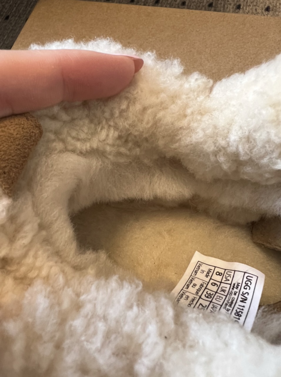 UG*秋冬厚底纯色切尔西加毛短靴采用反绒皮面料，触感柔软且自带复古质感，鞋面的弹性针织袜口设计，既提升了