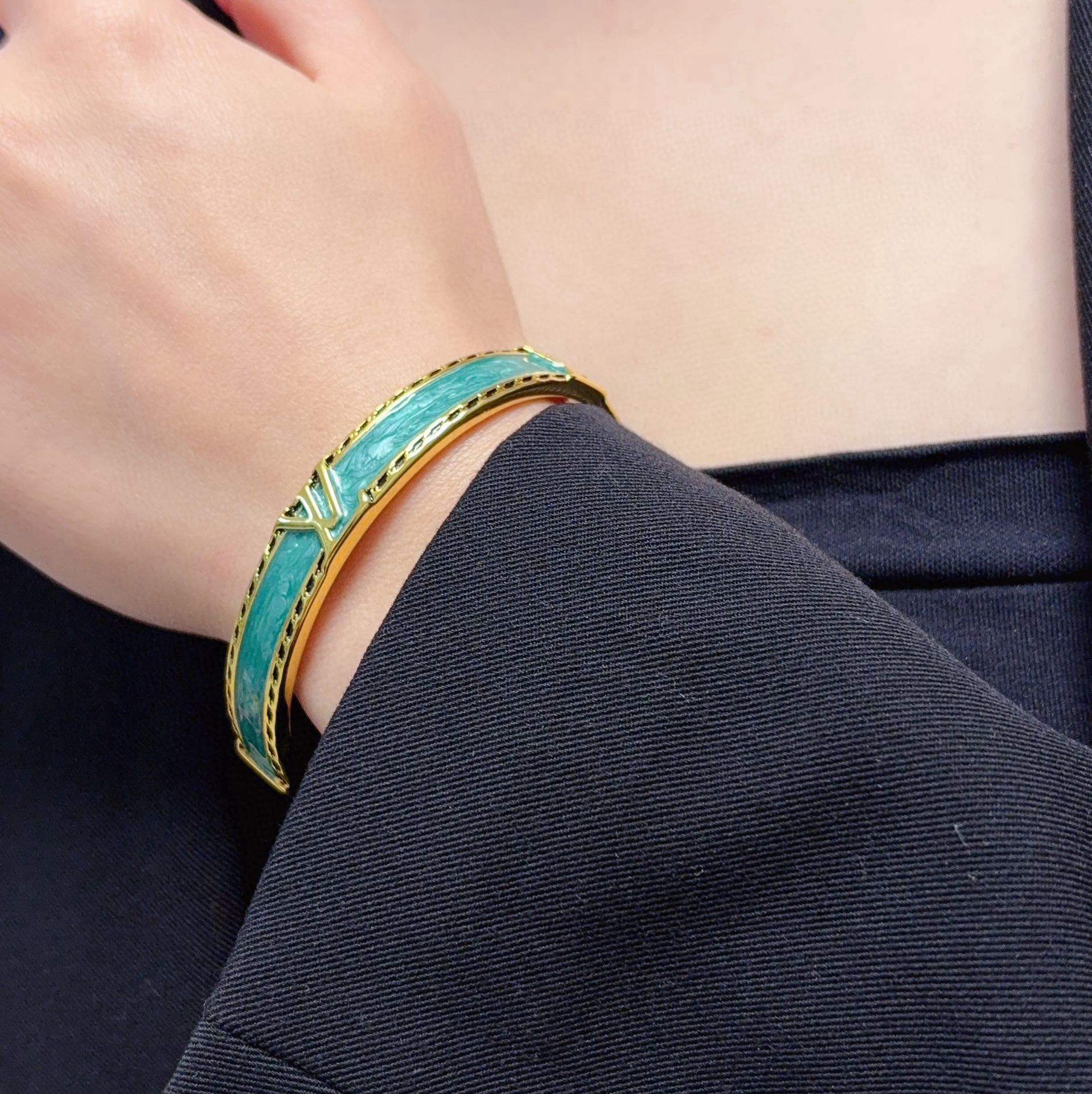 NO:558392,New product, original item, LV letter gold bracelet with logo, Louis Vuitton, same counter material, popular model shipped, unique design, retro and avant-garde. 14K Seiko color-protected version of the bracelet has been loved by MM since its launch. Every color has its own unique brilliance!  The effect is very nice!  The tiniest one!  It is more durable than ordinary models and shows a fairer complexion, fine jewelry, louis vuitton, louis vuitton, louis vuitton, bracelet19860909新品 原单货 LV字母金色带logo手镯Louis Vuitton 路易威登 专柜一致材质 火爆款出货 设计独特 复古前卫.手镯14K精工保色版 从上市以来一直深受MM喜爱每一种颜色都有它独一无二的光彩！上手效果非常好看！最细小的一款！比普通款更耐看显肤色白皙,饰品精品,louis vuitton,louis vuitton,louis vuitton,bracelet,Jewelry