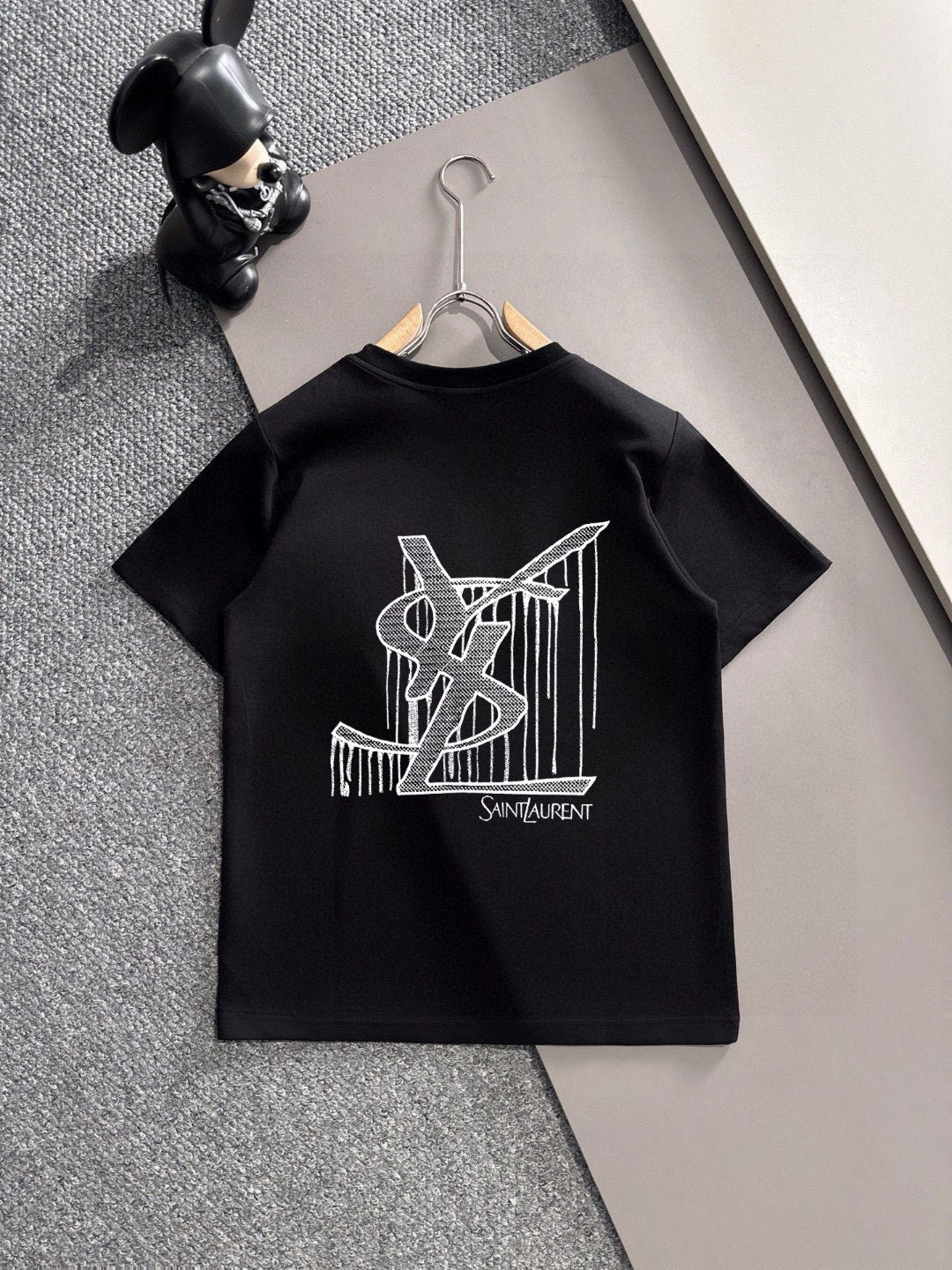 Saint Laurent 品牌【YSL圣罗兰】 2025新款男士短袖短裤套装 销售 市面高端版本 手感细腻柔软 让你穿着更加舒适 立体裁剪版型超赞 尺码:M-5XL下单请报身高体重