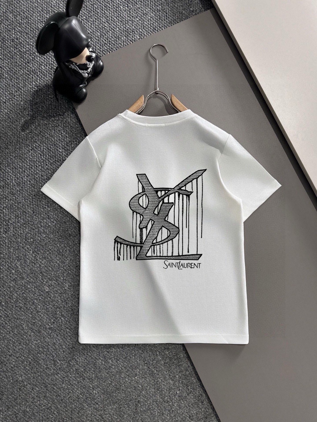Saint Laurent 品牌【YSL圣罗兰】 2025新款男士短袖短裤套装 销售 市面高端版本 手感细腻柔软 让你穿着更加舒适 立体裁剪版型超赞 尺码:M-5XL下单请报身高体重